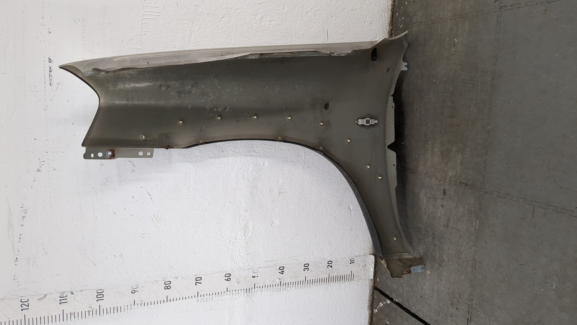 Крыло переднее правое