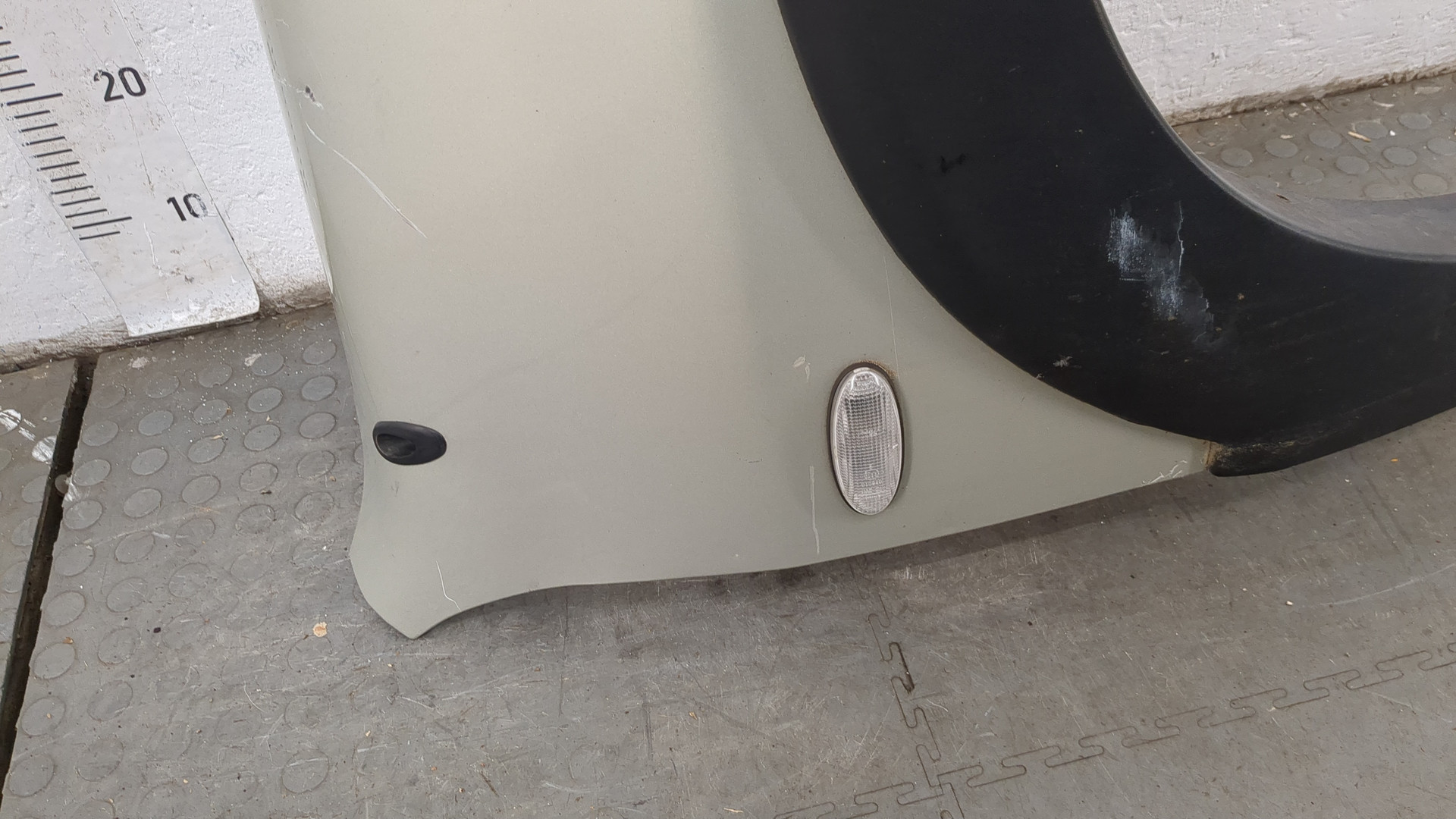 Крыло переднее правое