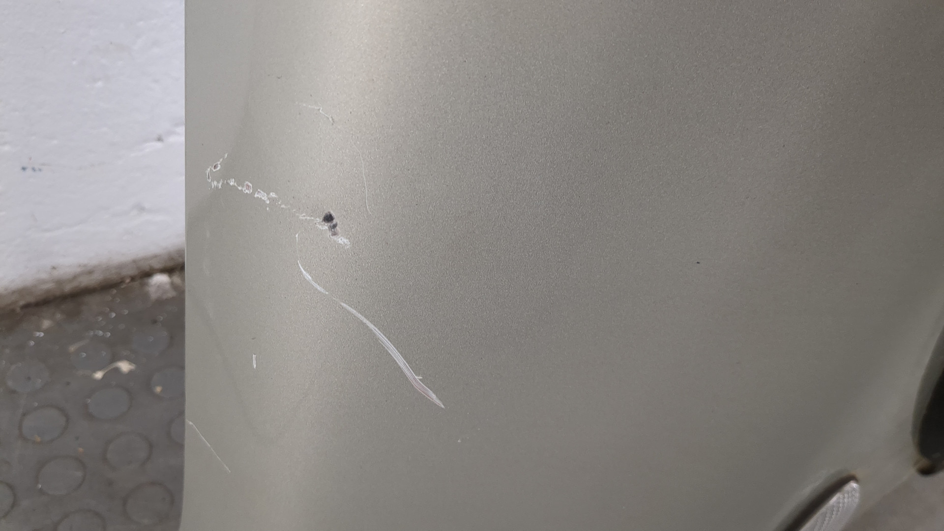 Крыло переднее правое