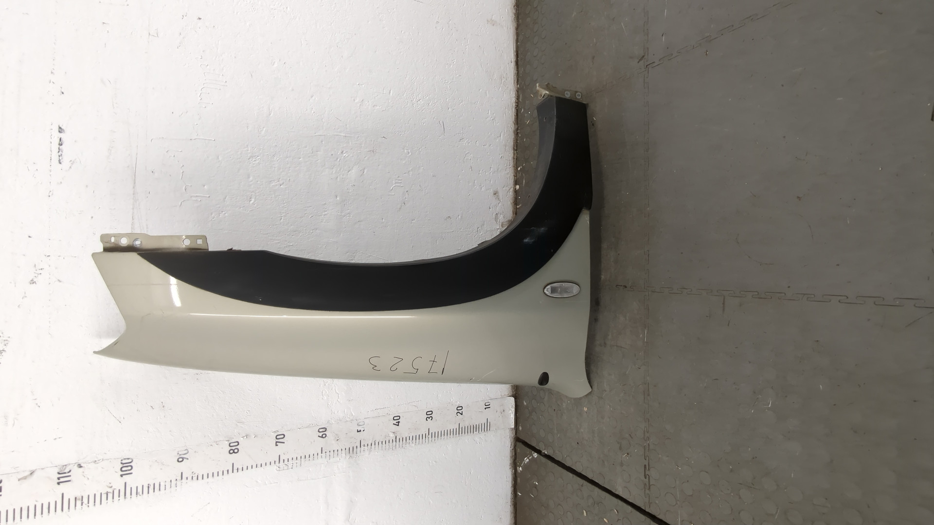 Крыло переднее правое