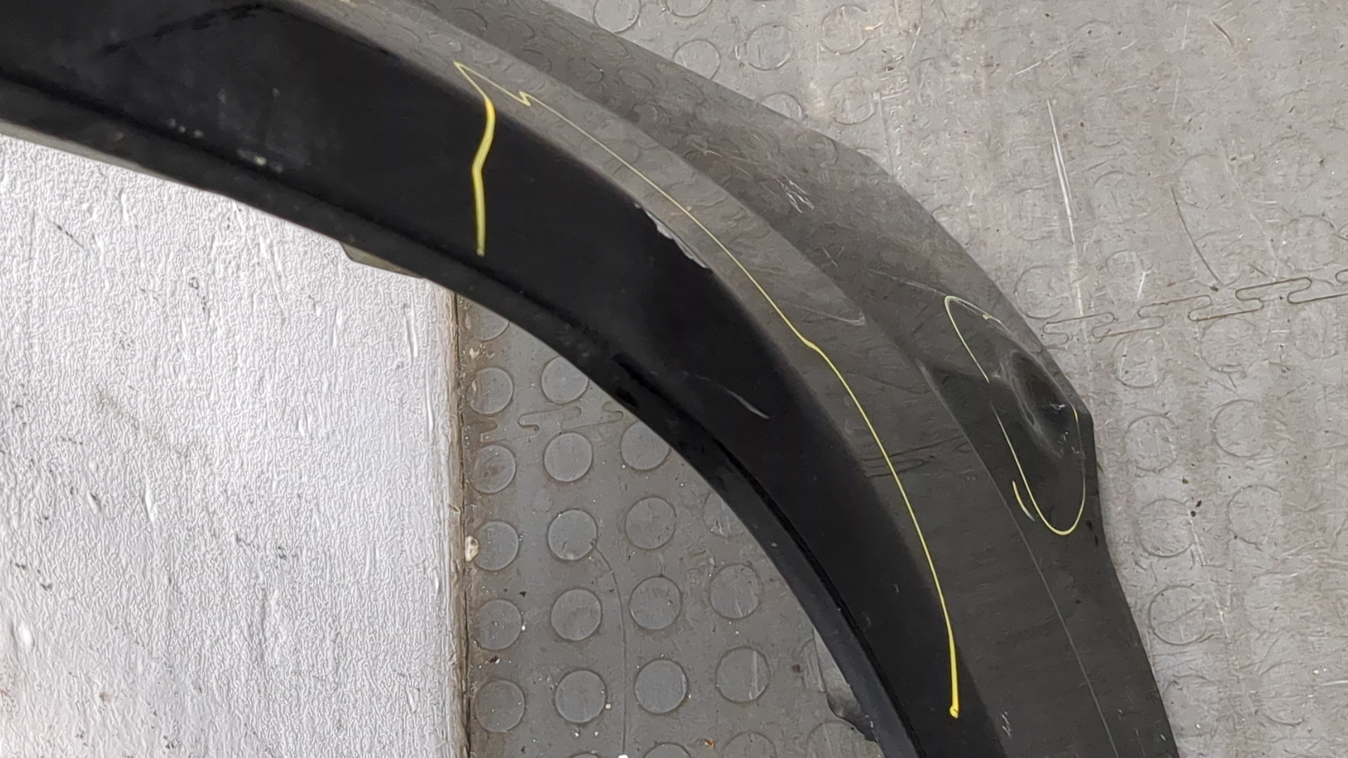 Крыло переднее левое