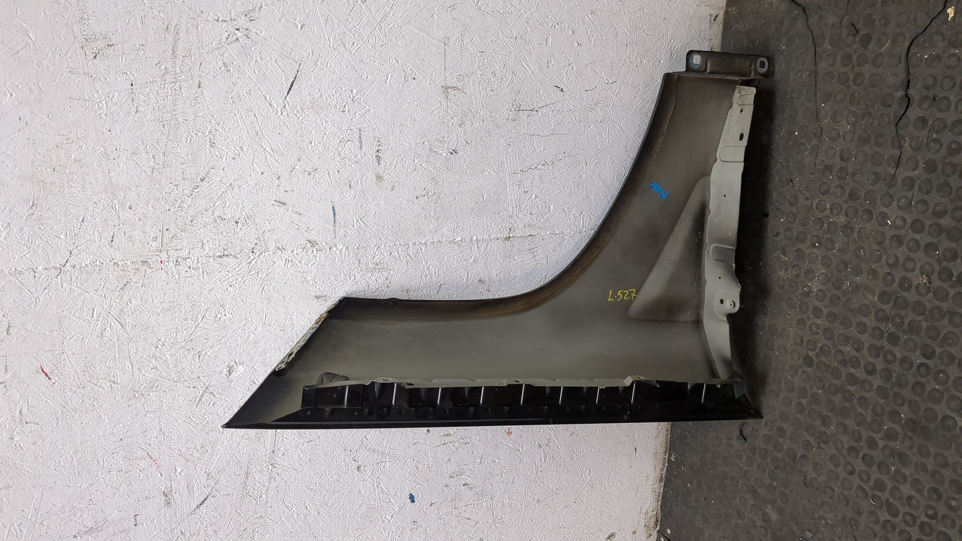 Крыло переднее левое