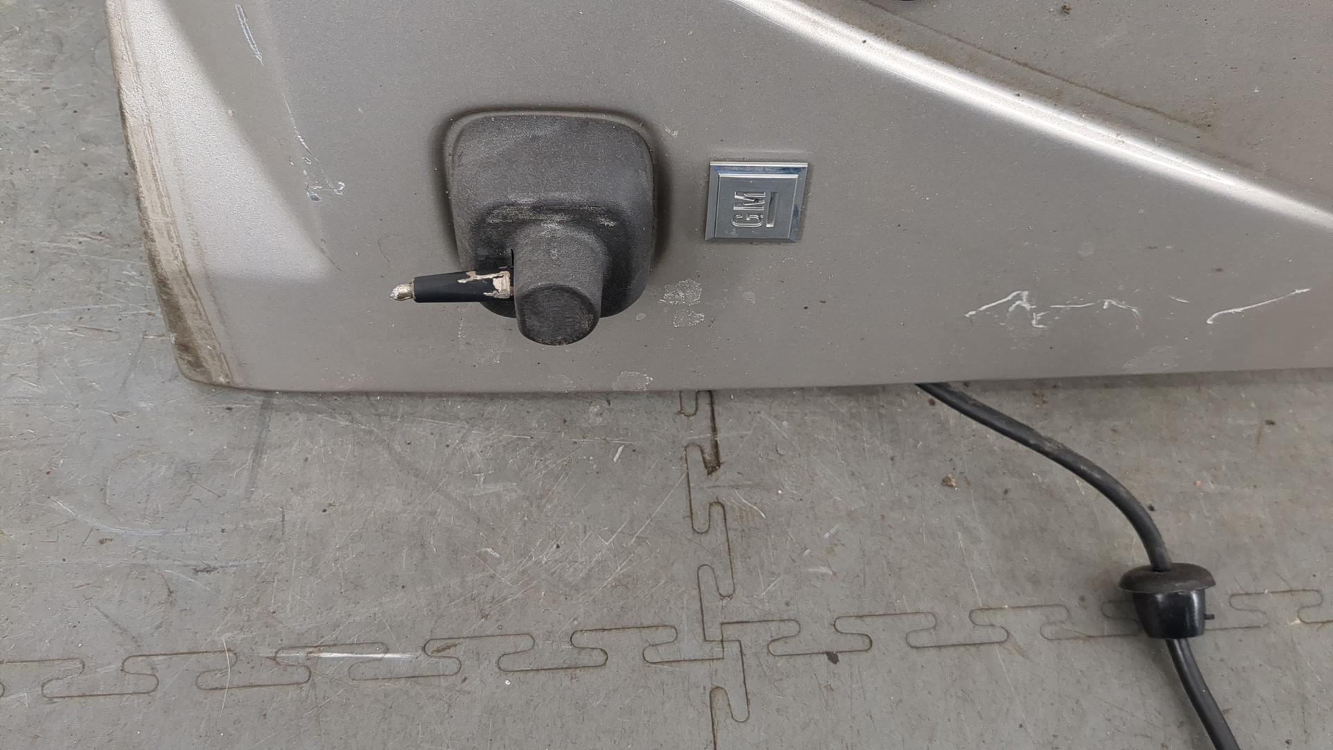 Крыло переднее правое