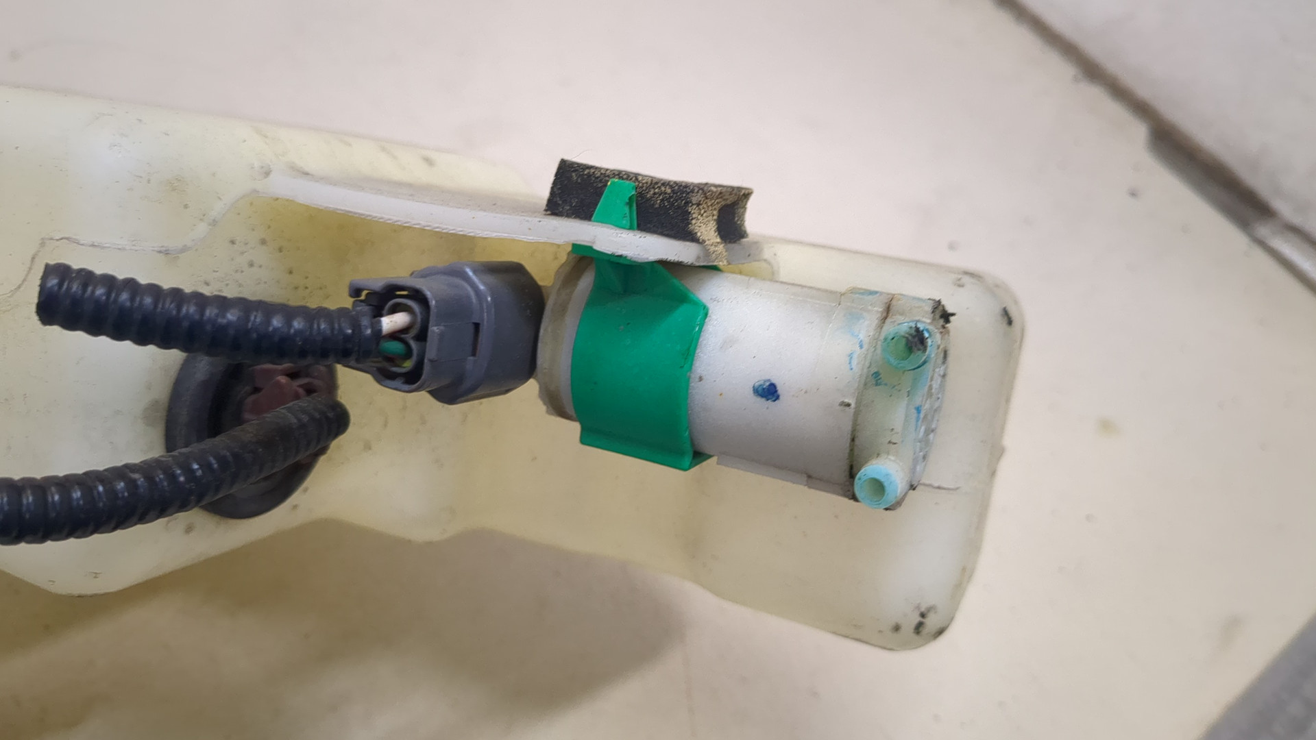 Бачок омывателя лобового стекла