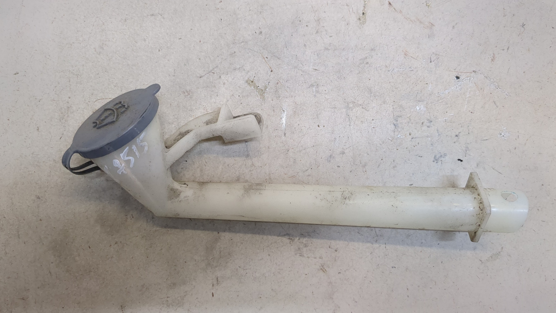 Горловина бачка омывателя