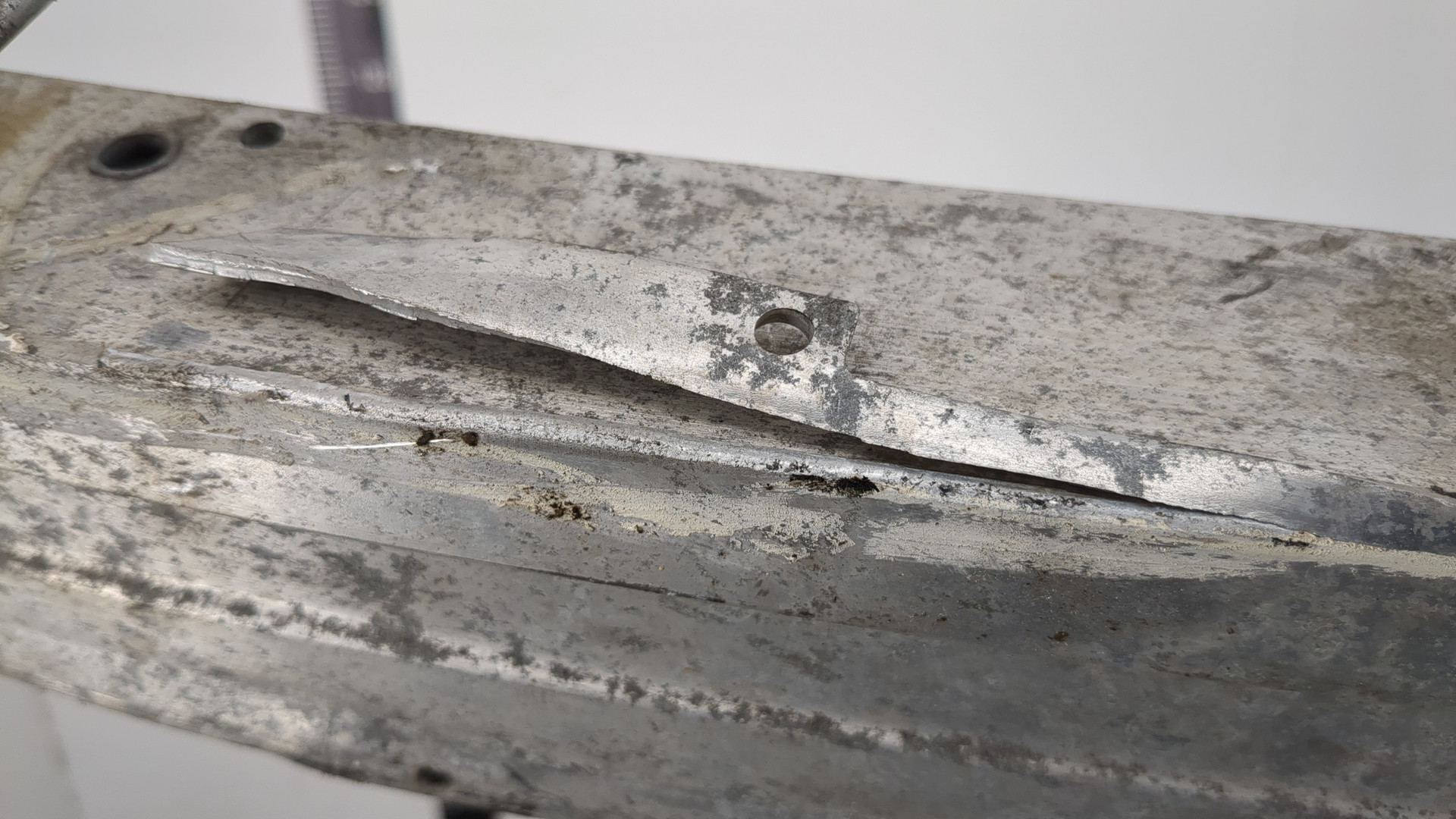 Усилитель переднего бампера