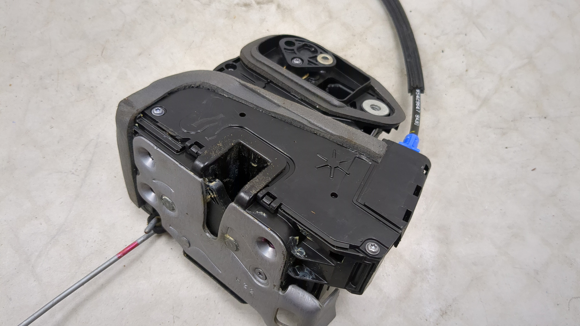 Замок двери задней левой