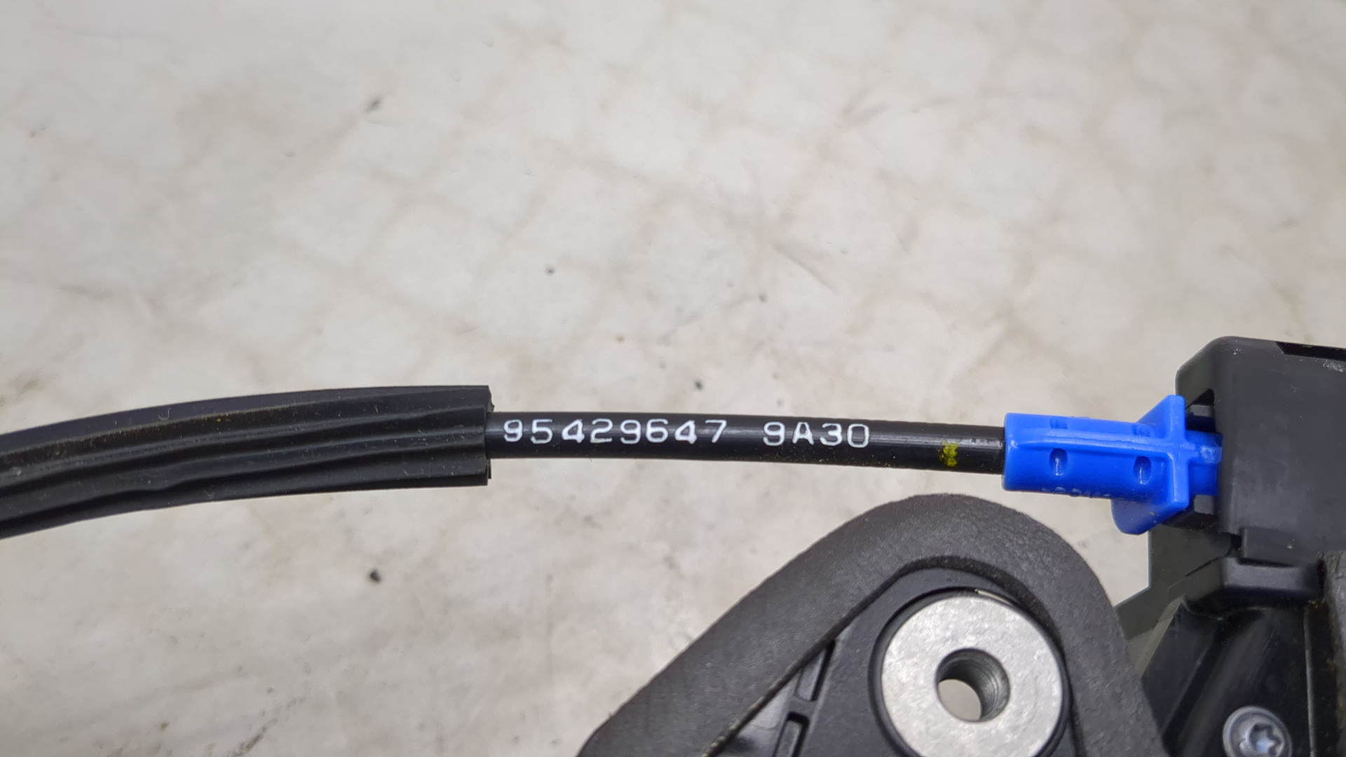 Замок двери задней левой