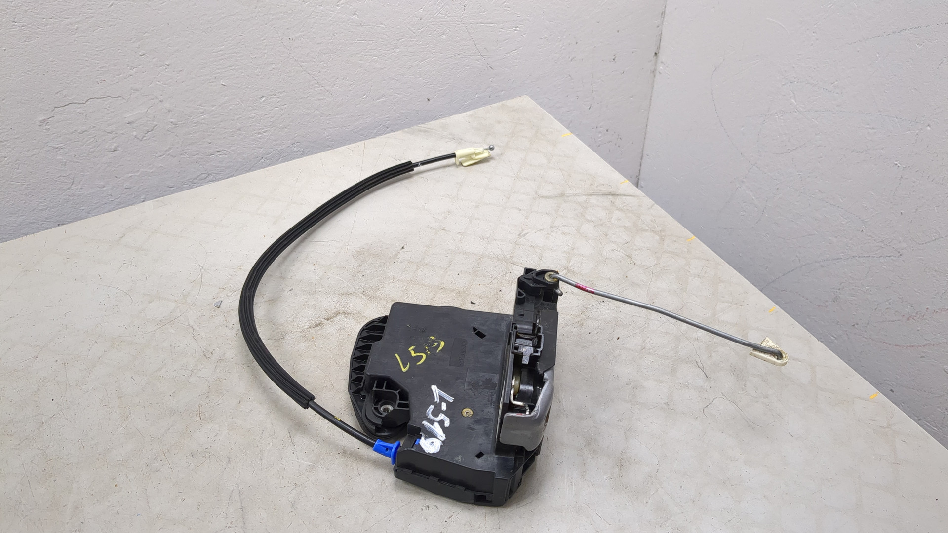 Замок двери задней левой