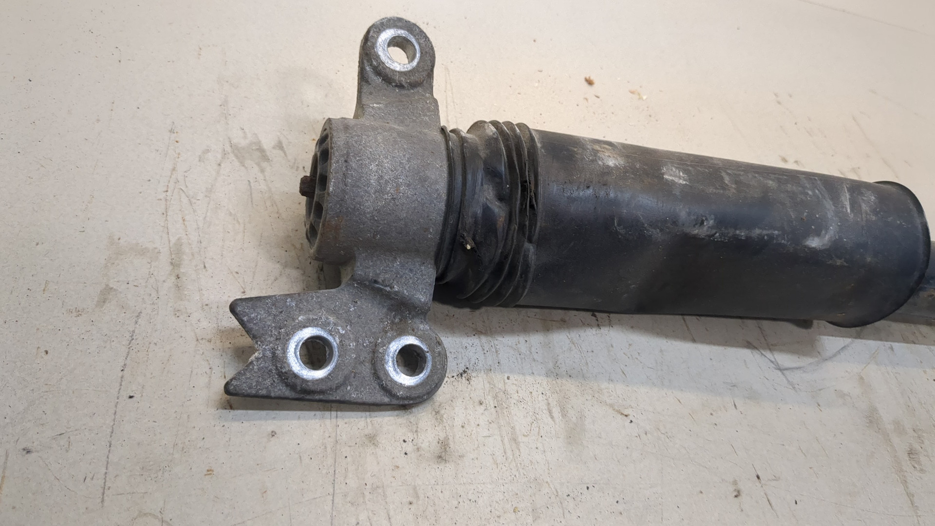 Амортизатор задний (стойка) для Equinox 2017>