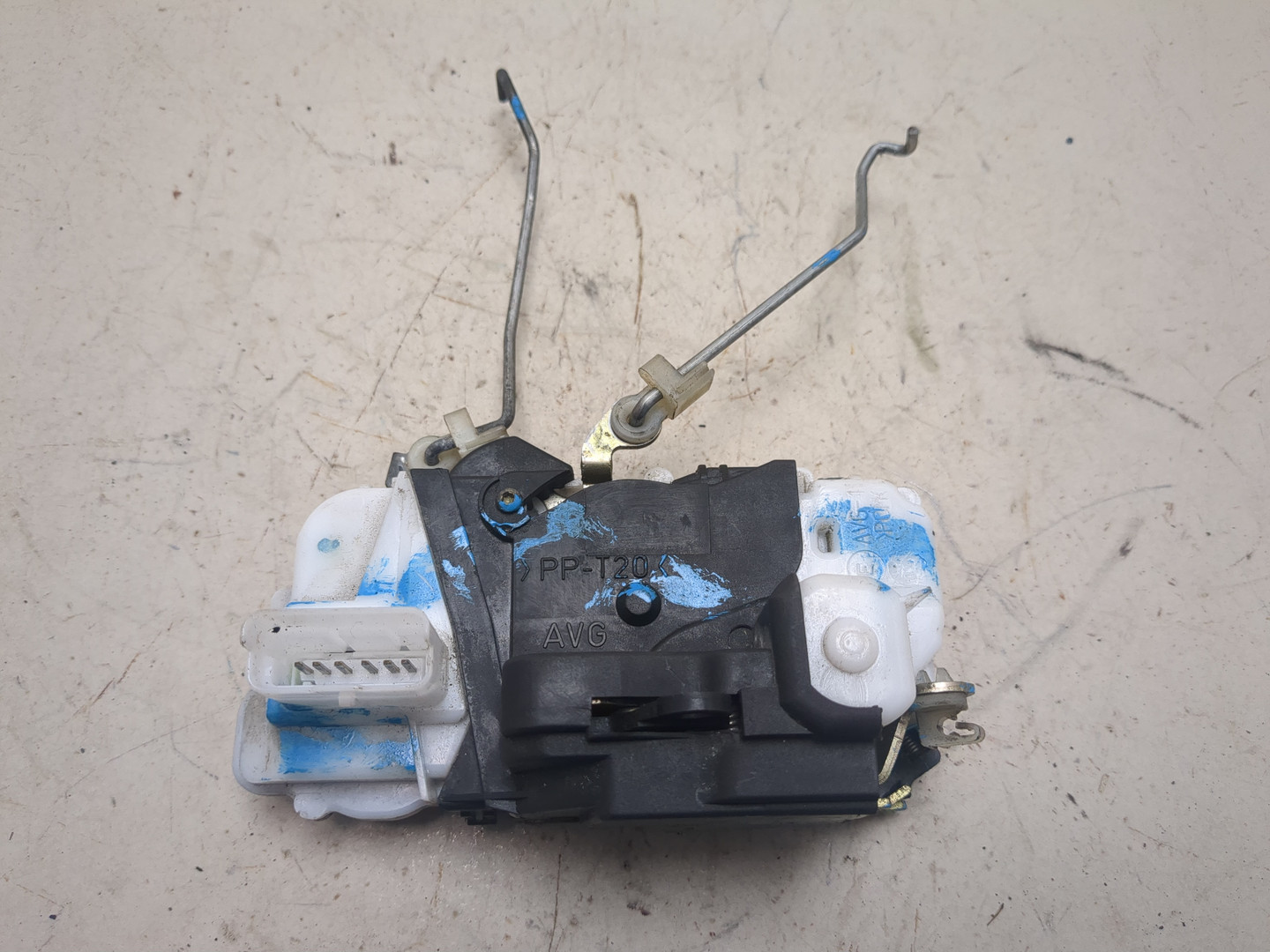 Замок двери передней левой