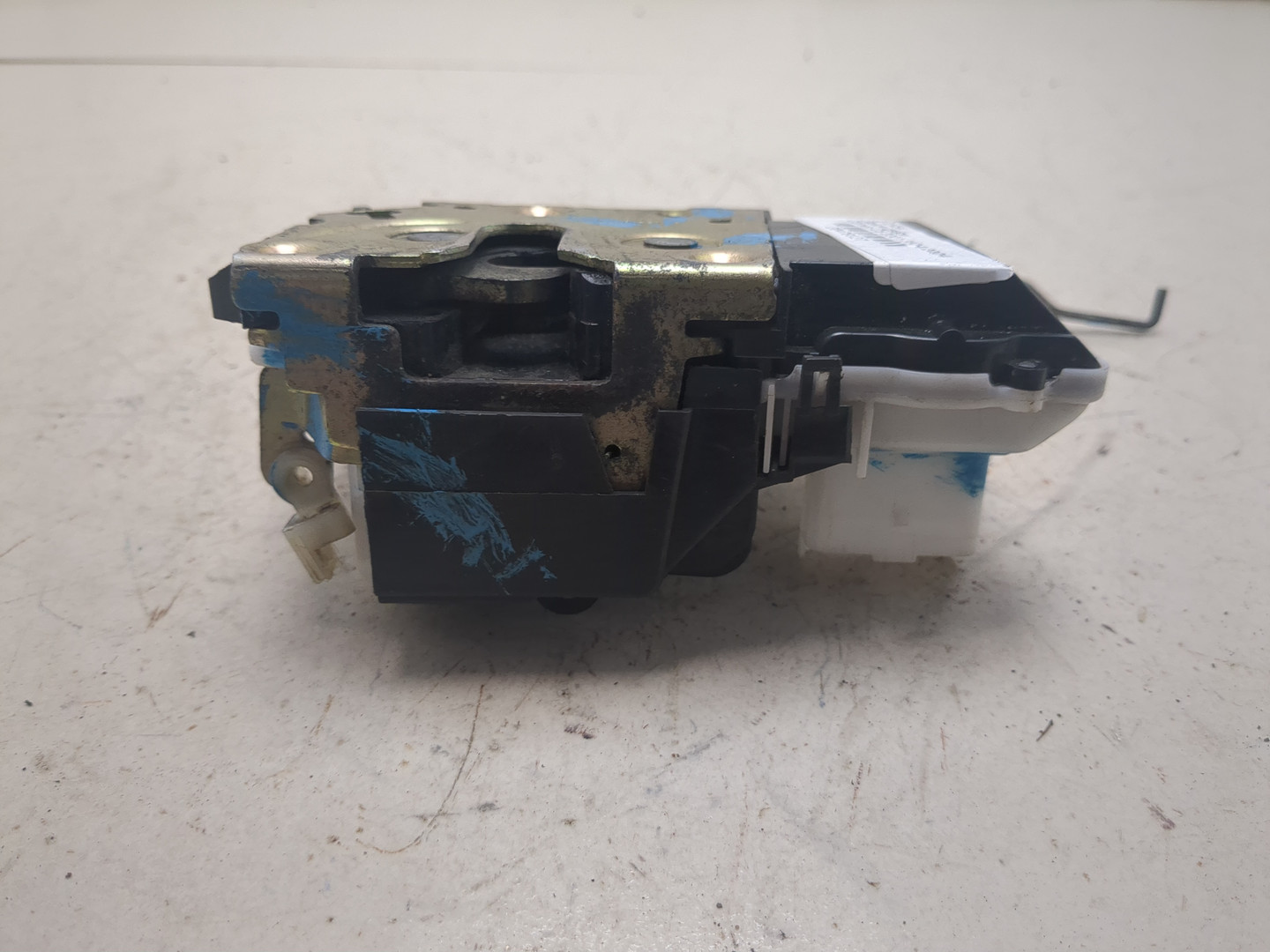 Замок двери передней левой