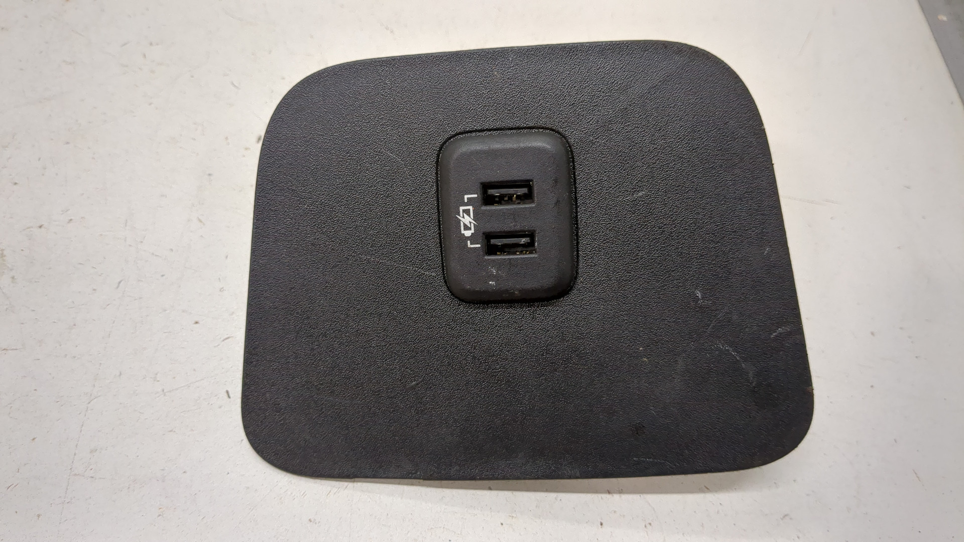 Гнездо AUX / USB IN