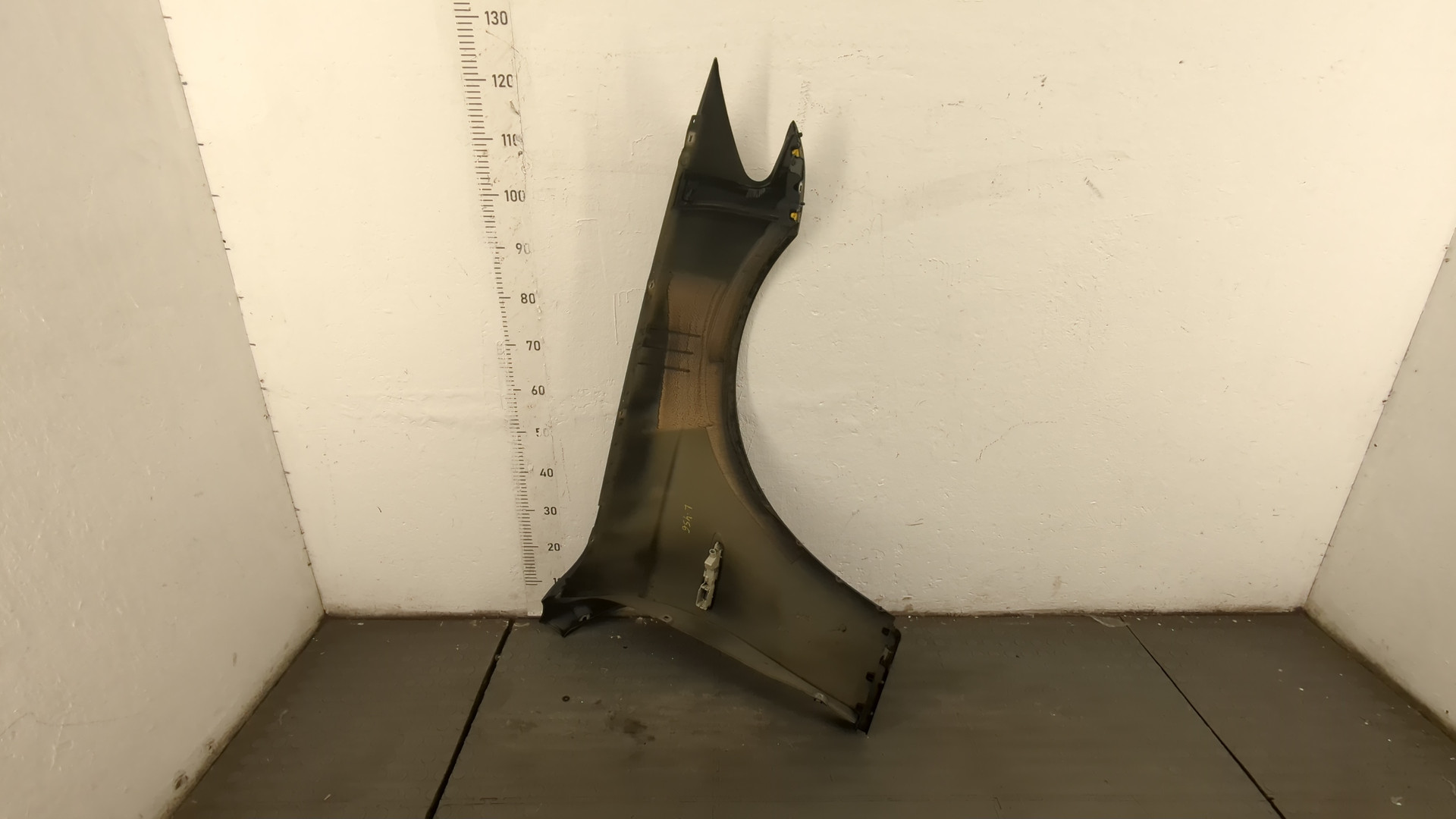 Крыло переднее левое