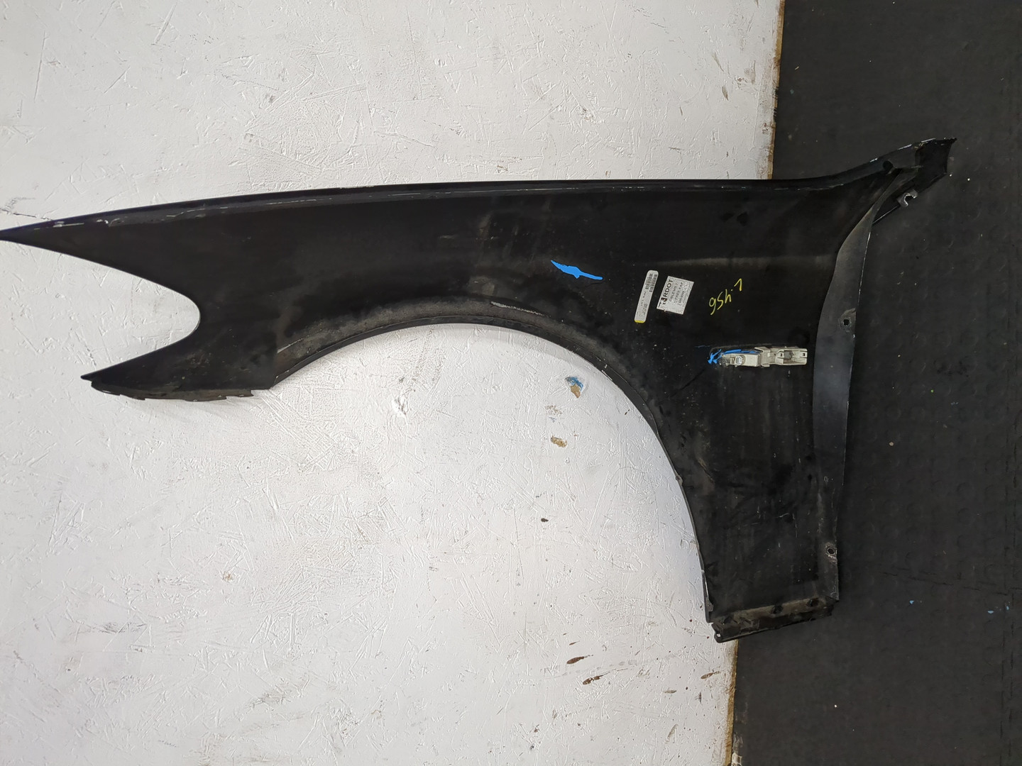 Крыло переднее правое