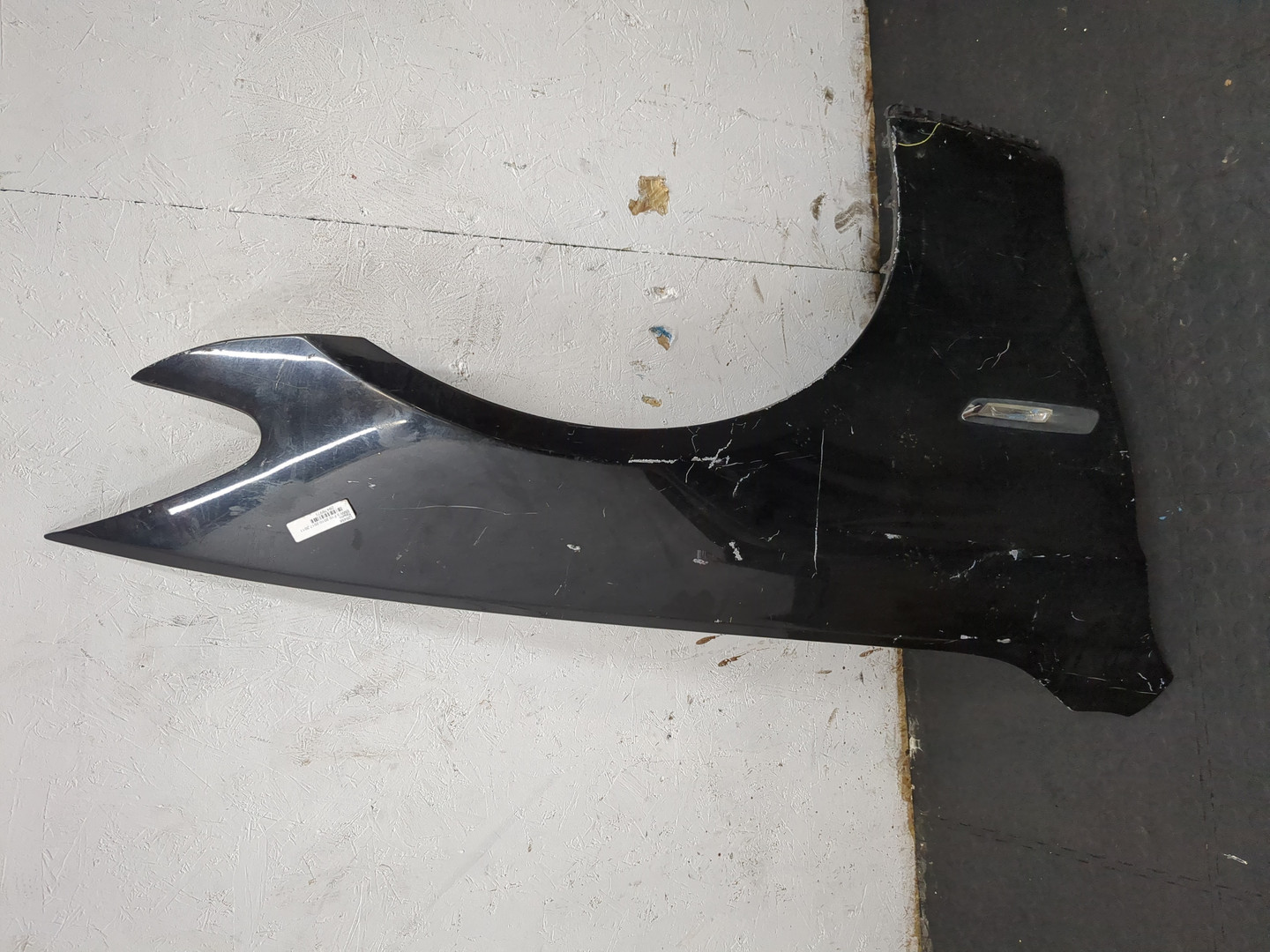 Крыло переднее правое