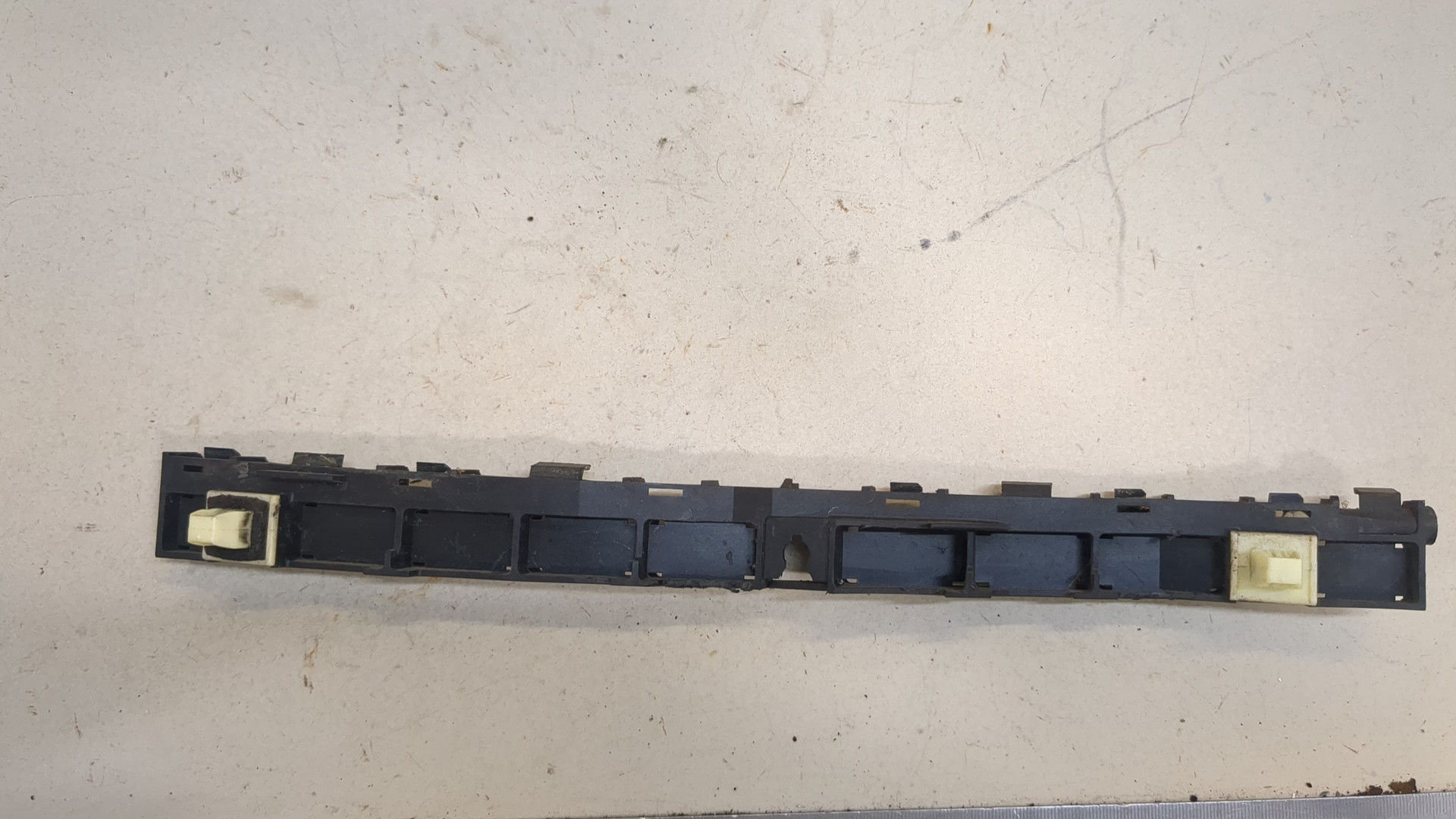 Кронштейн заднего бампера левый