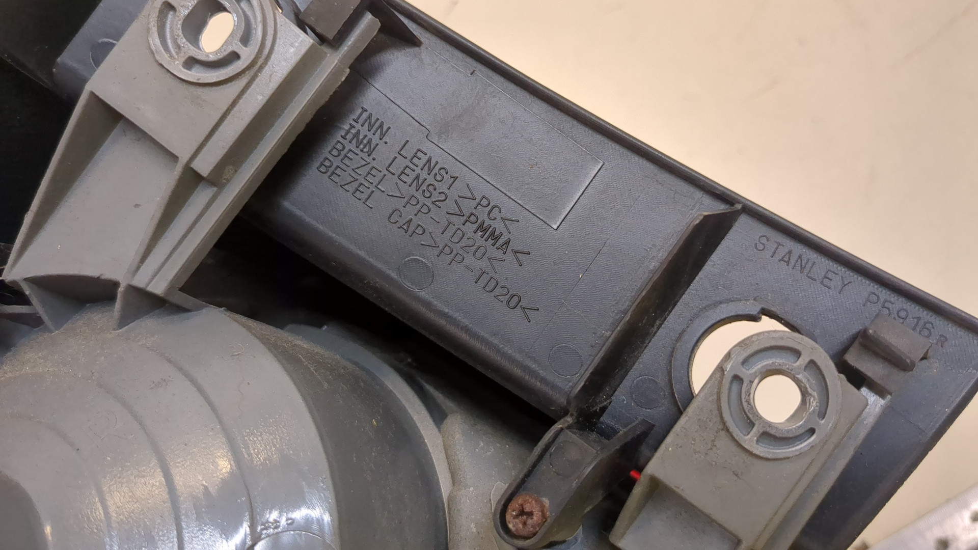 Фонарь задний правый