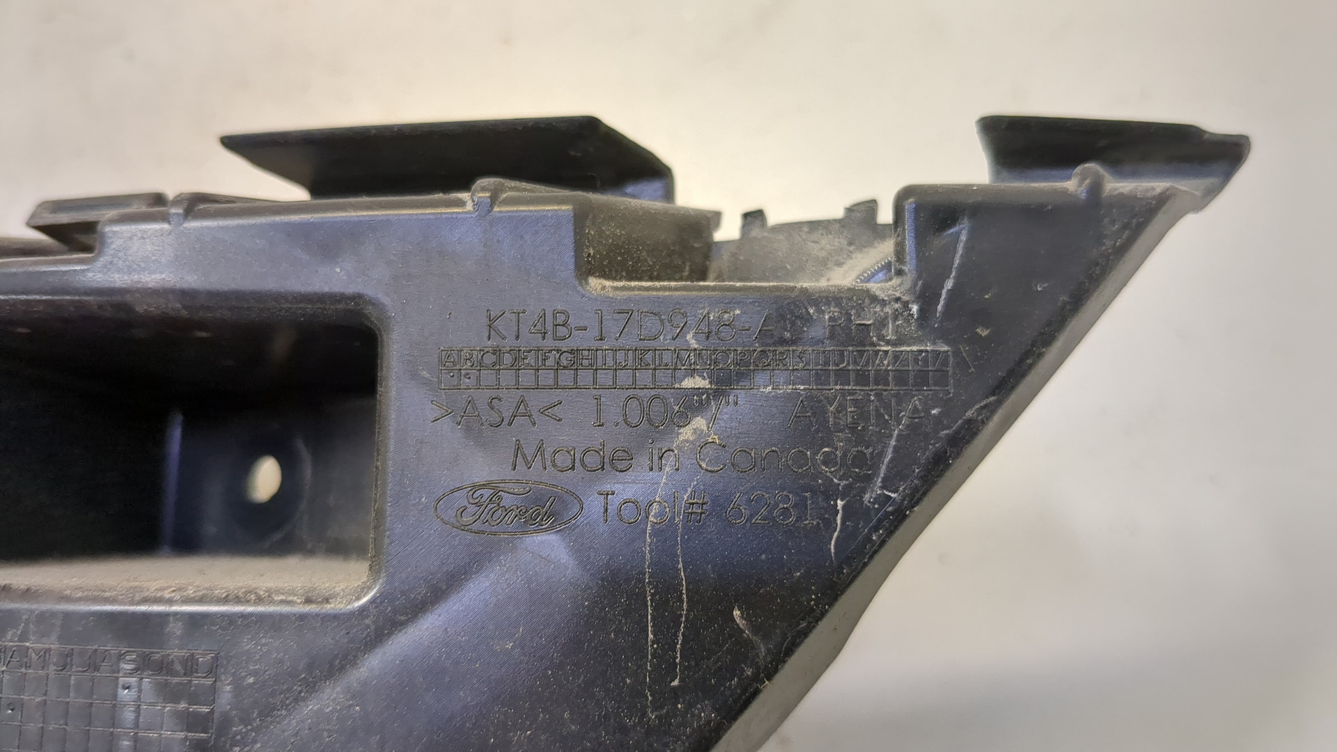 Кронштейн заднего бампера правый