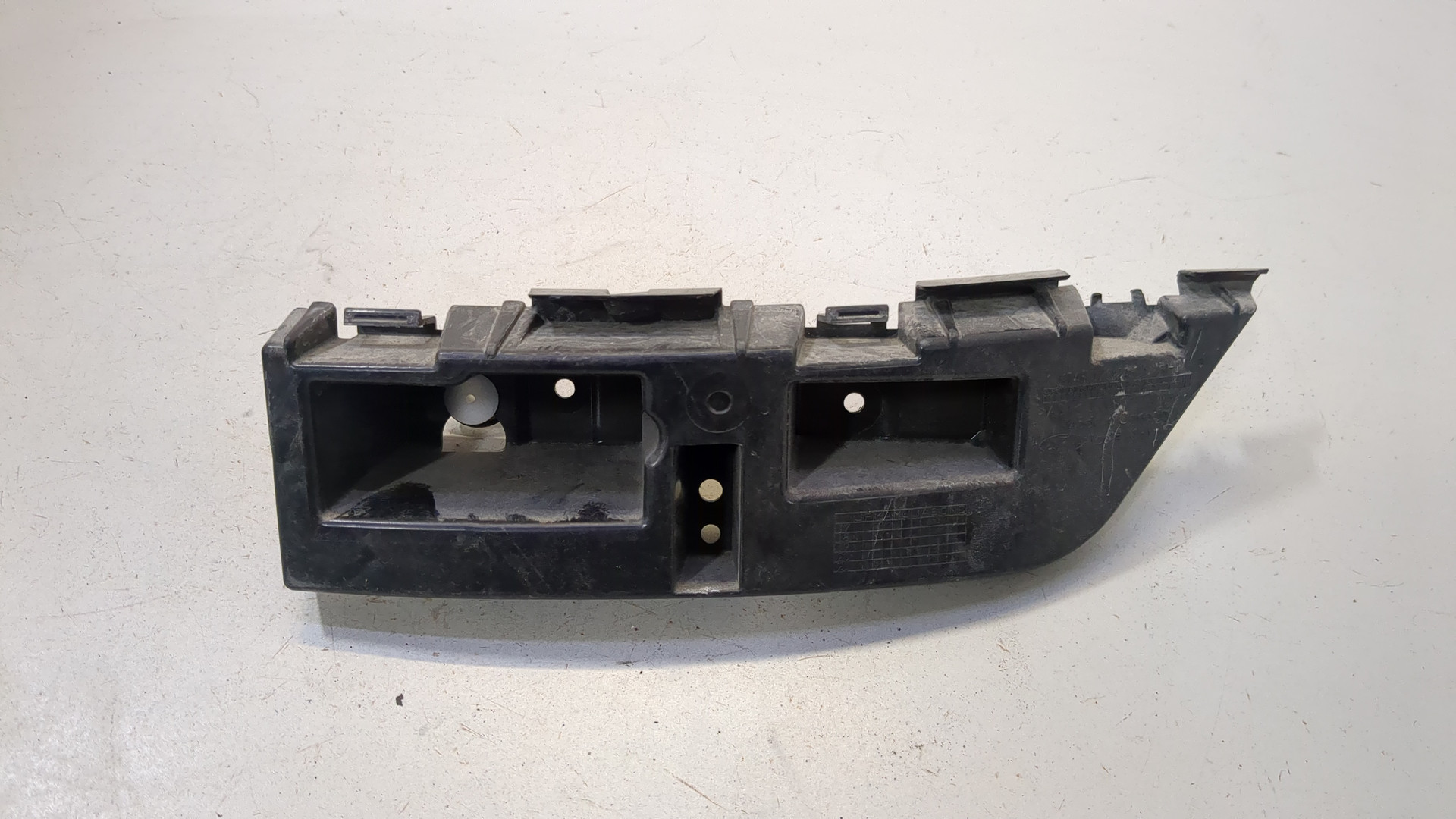 Кронштейн заднего бампера правый