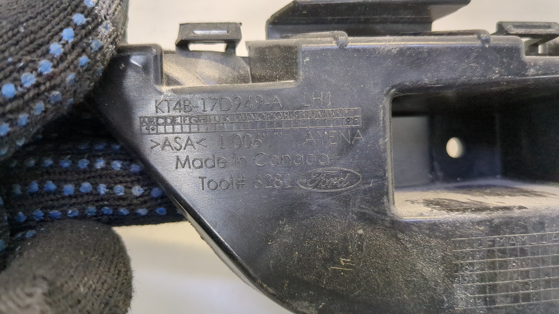 Кронштейн заднего бампера левый