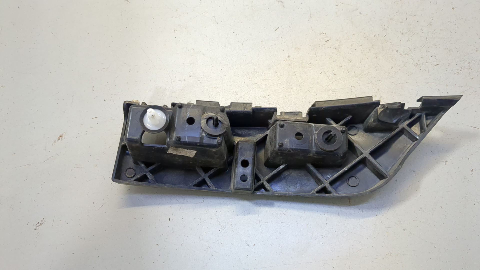 Кронштейн заднего бампера левый