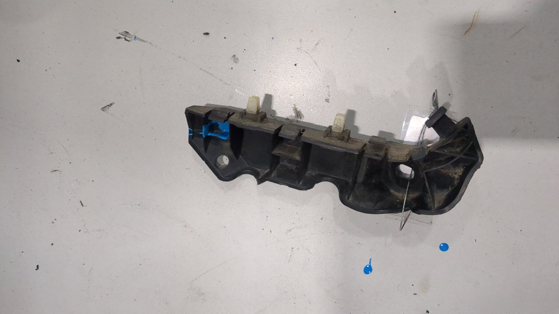 Кронштейн переднего бампера правый