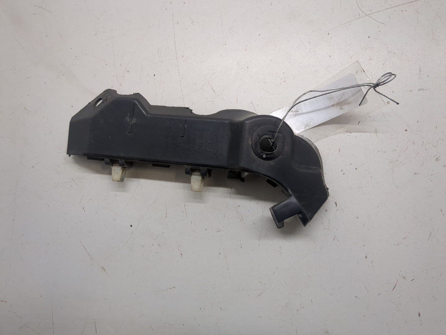 Кронштейн переднего бампера правый