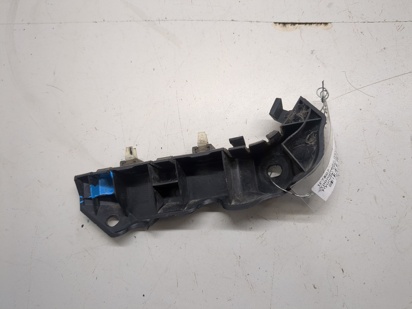 Кронштейн переднего бампера правый