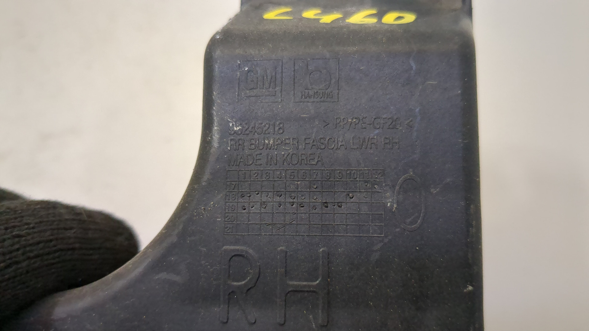 Кронштейн заднего бампера правый