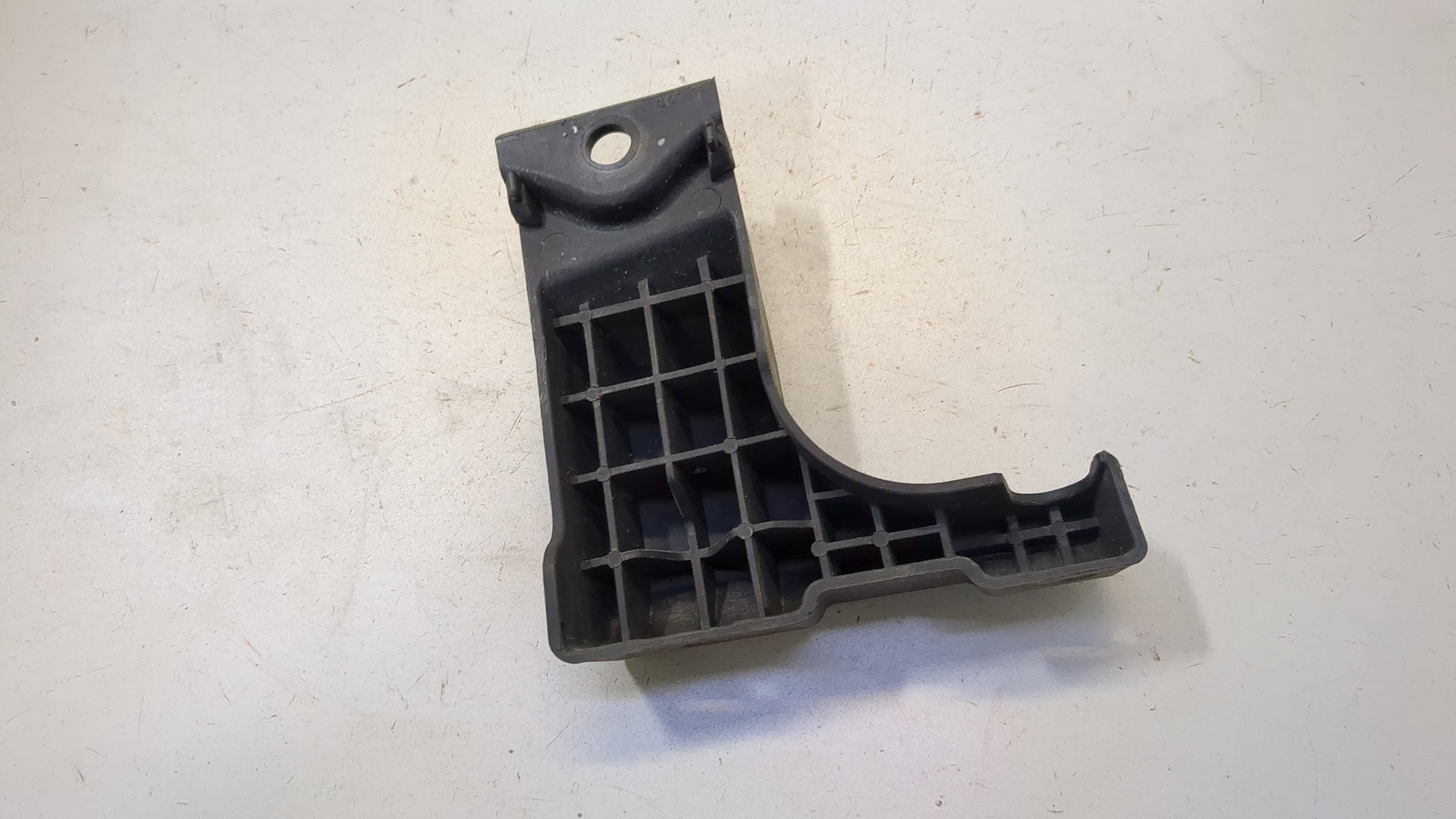 Кронштейн заднего бампера правый