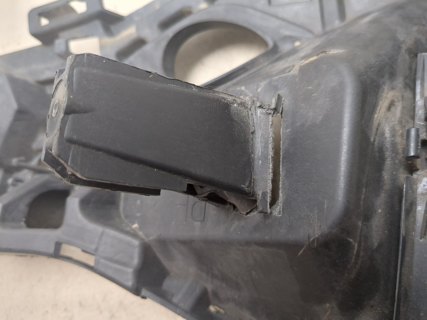 Кронштейн переднего бампера правый