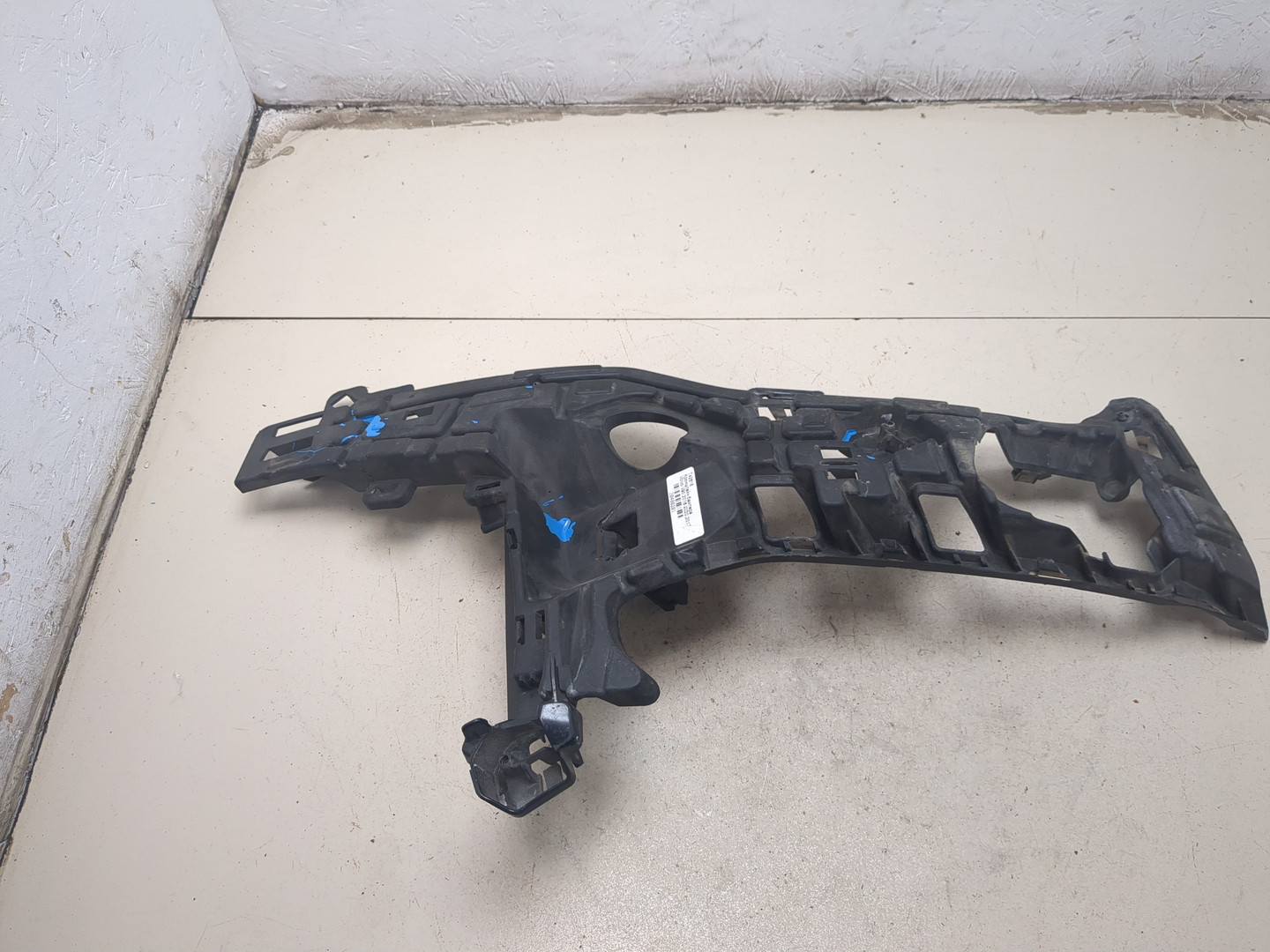 Кронштейн переднего бампера правый