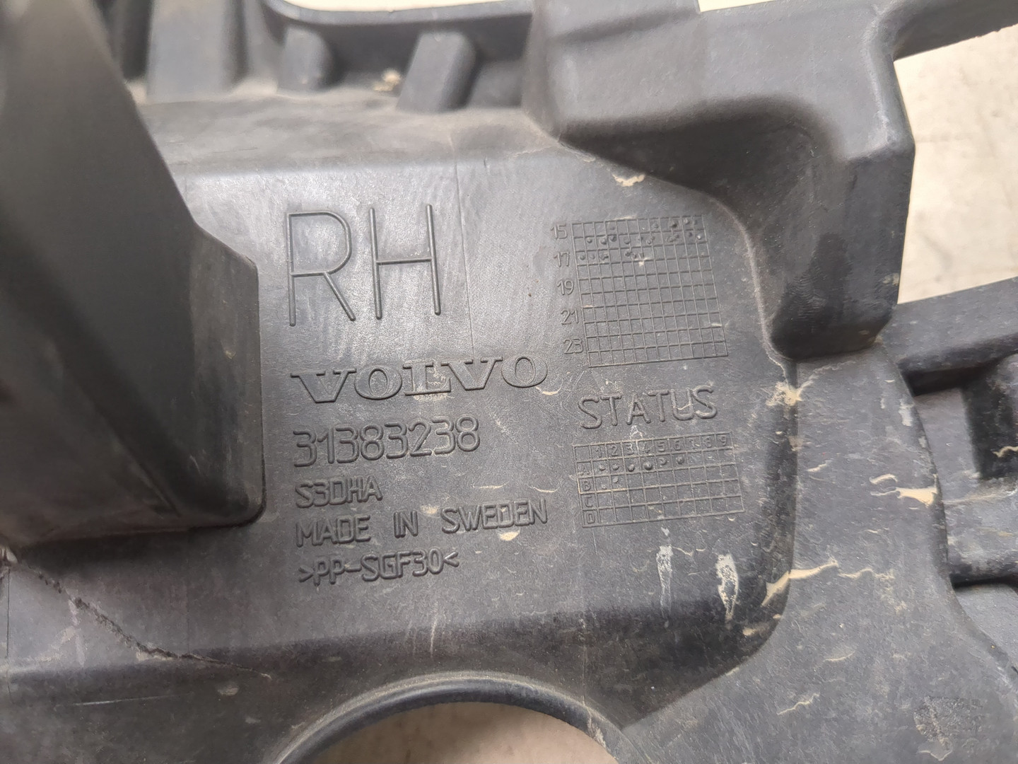 Кронштейн переднего бампера правый