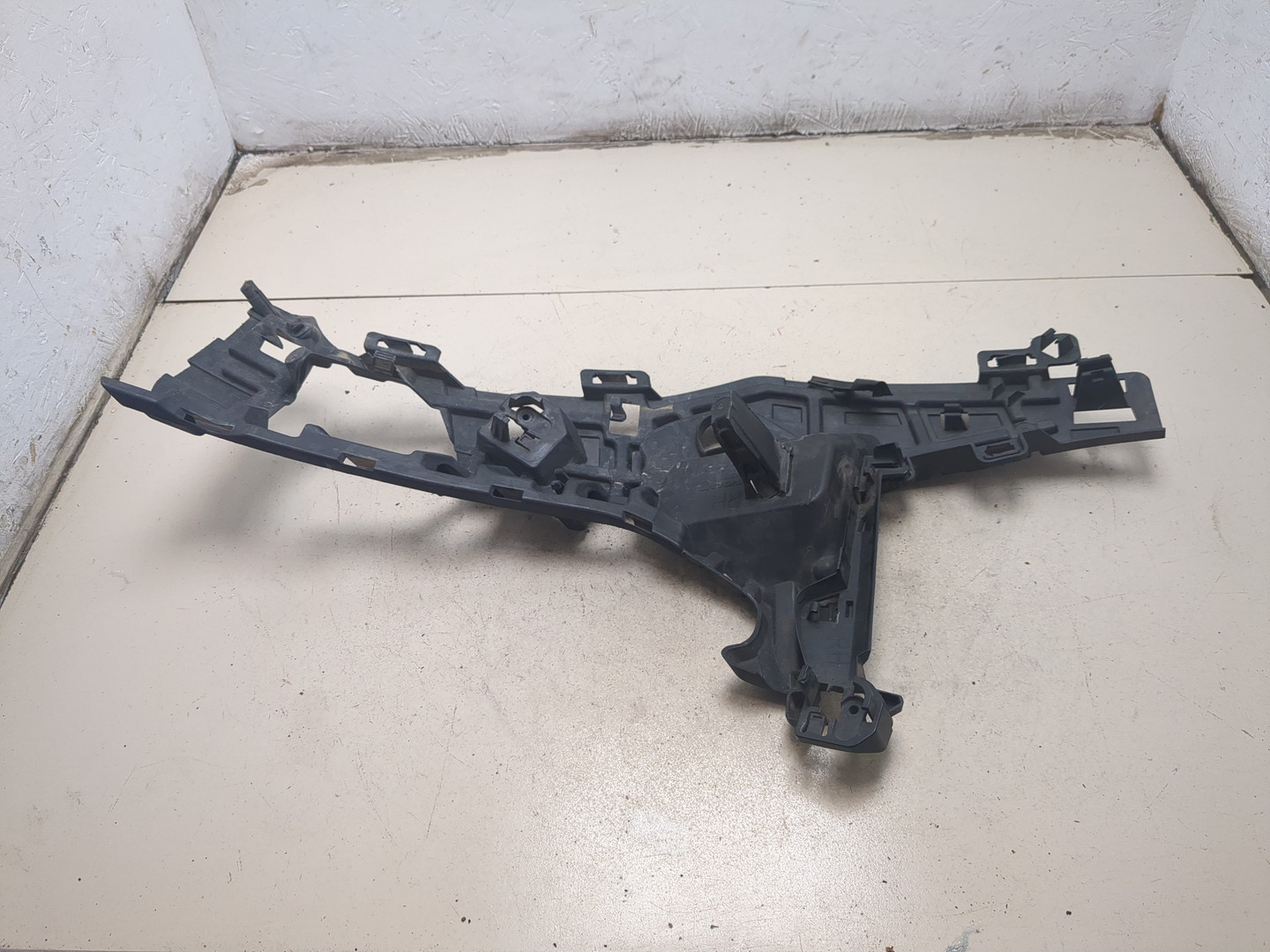 Кронштейн переднего бампера правый