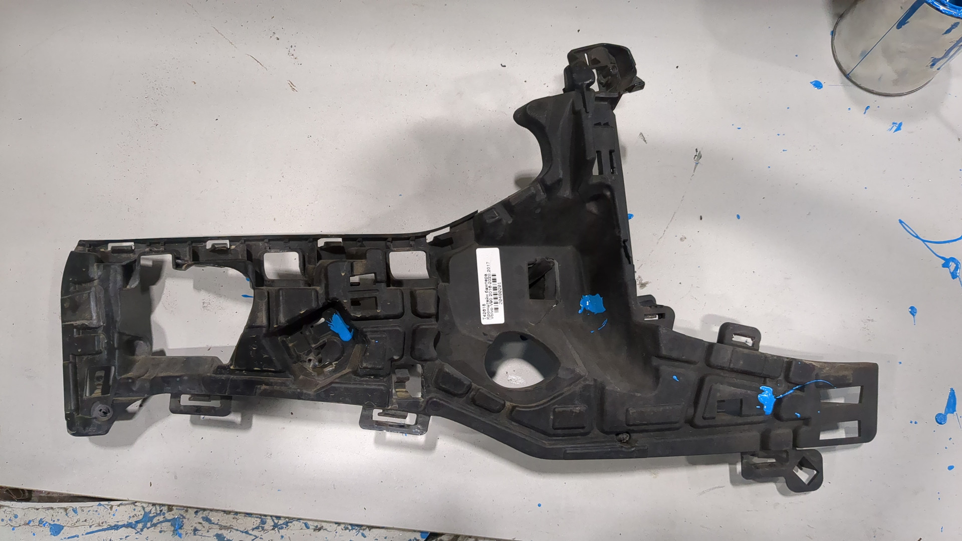 Кронштейн переднего бампера правый