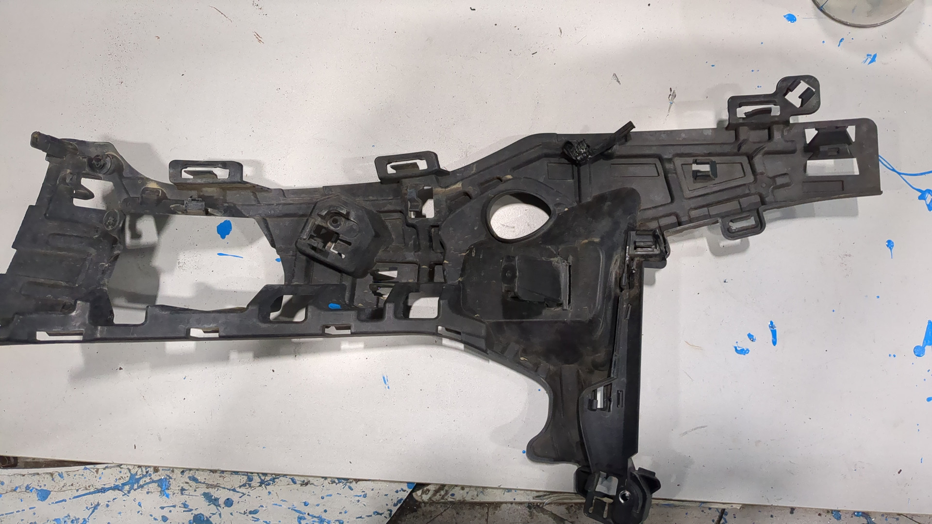 Кронштейн переднего бампера правый