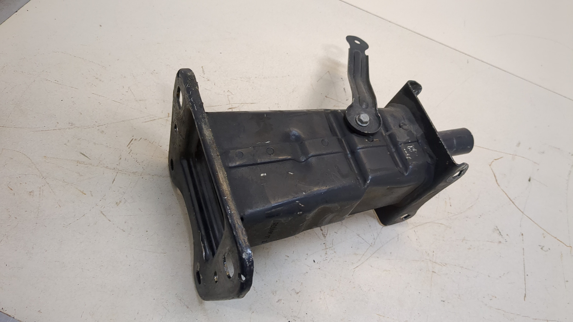 Кронштейн усилителя переднего бампера