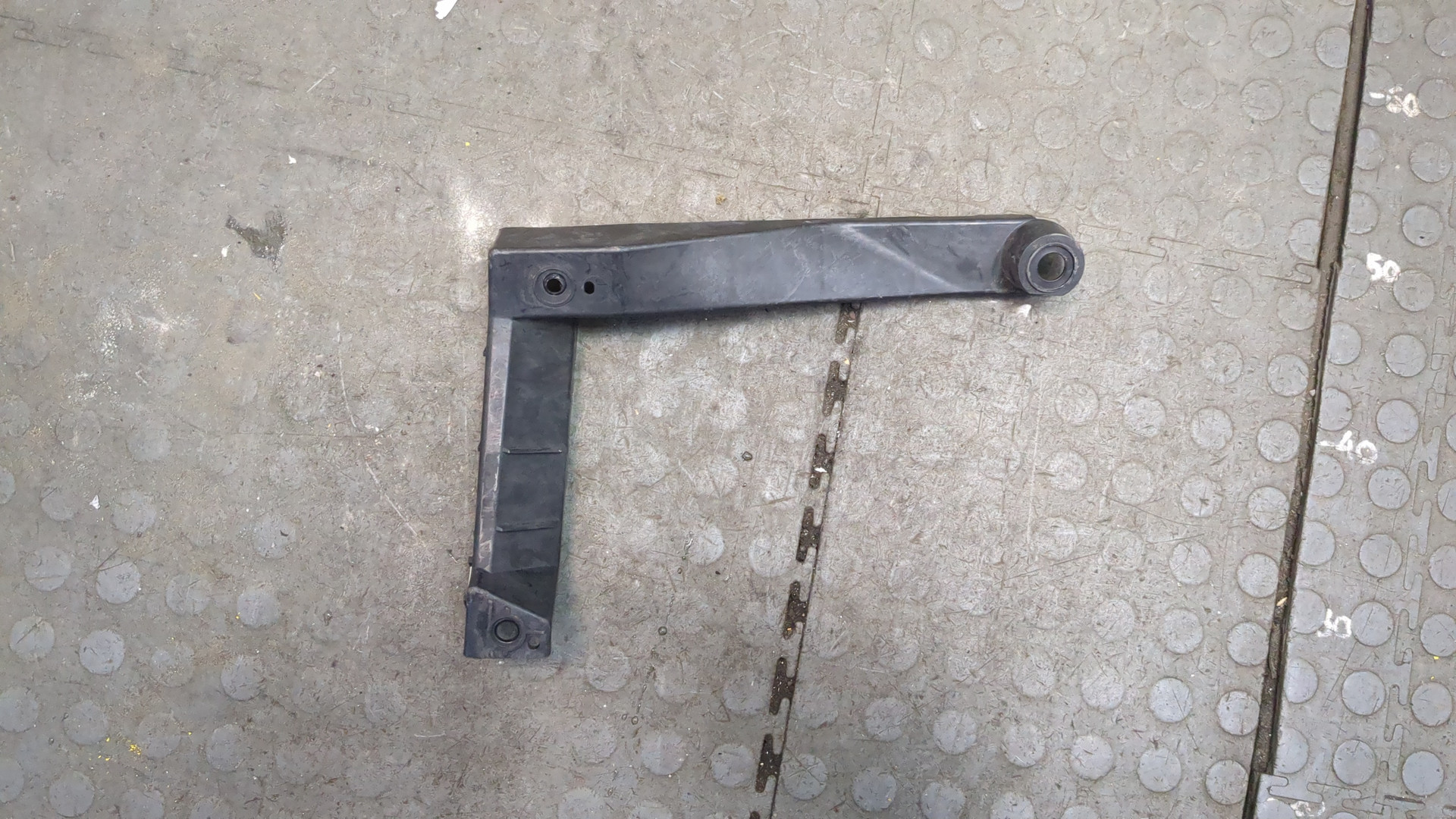 Кронштейн заднего бампера правый