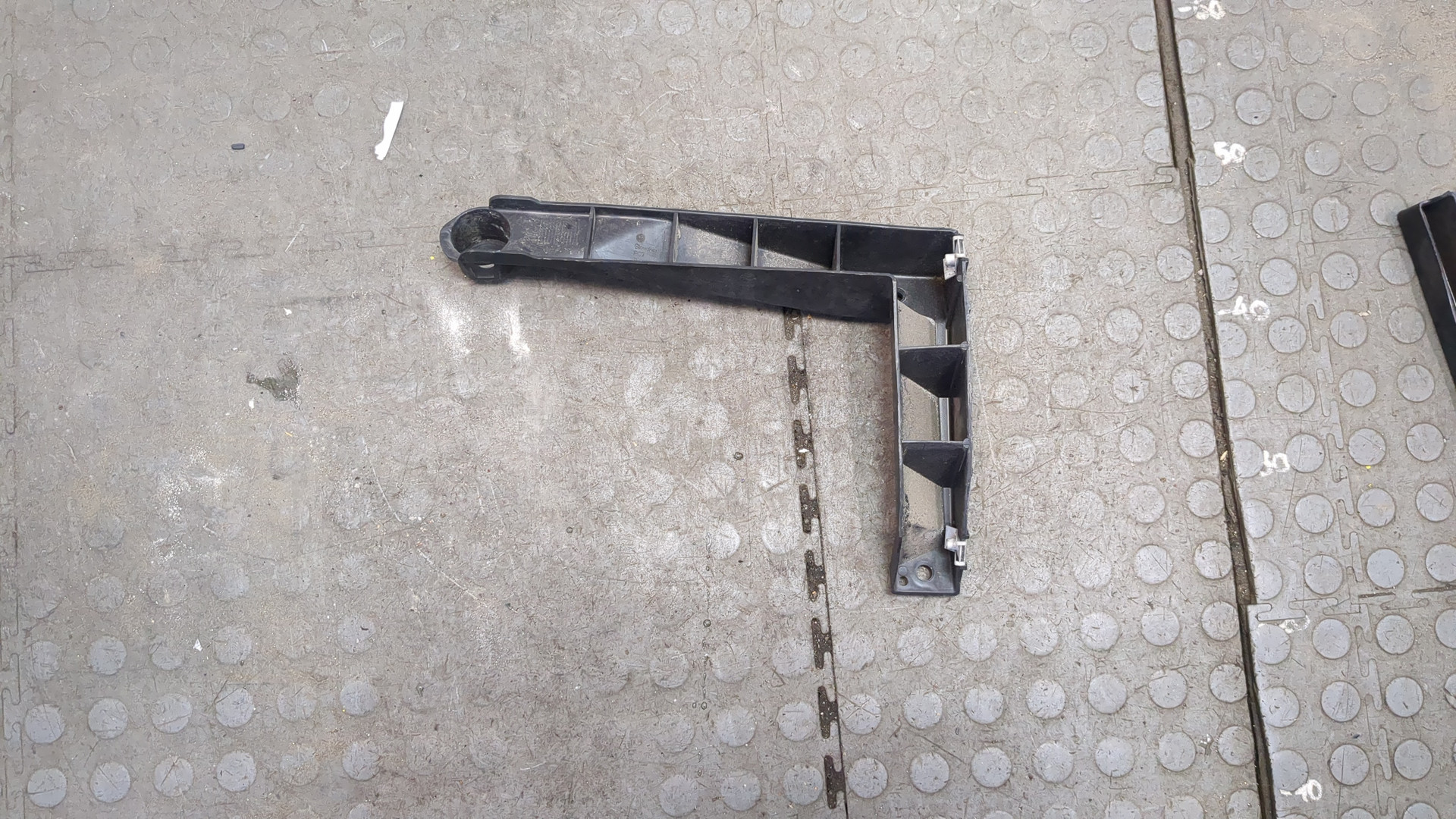 Кронштейн заднего бампера правый