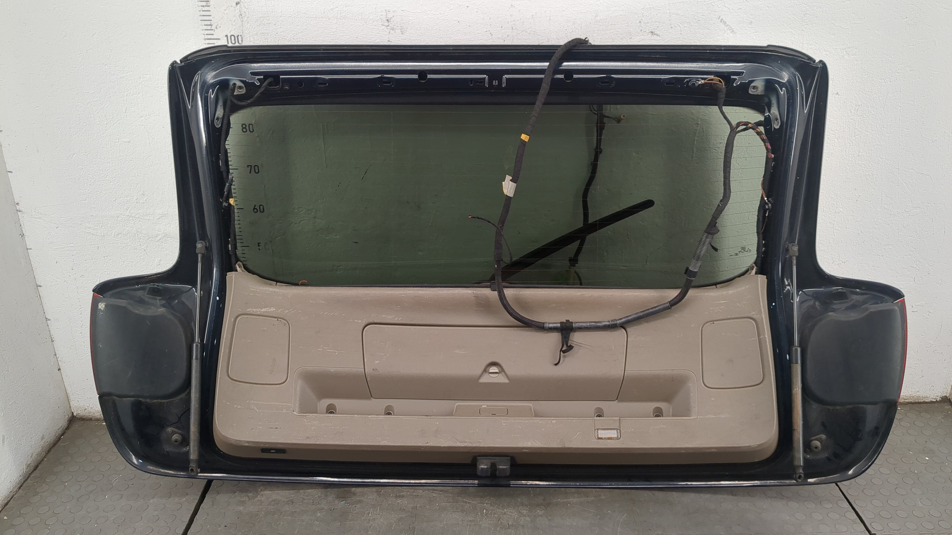 Дверь багажника