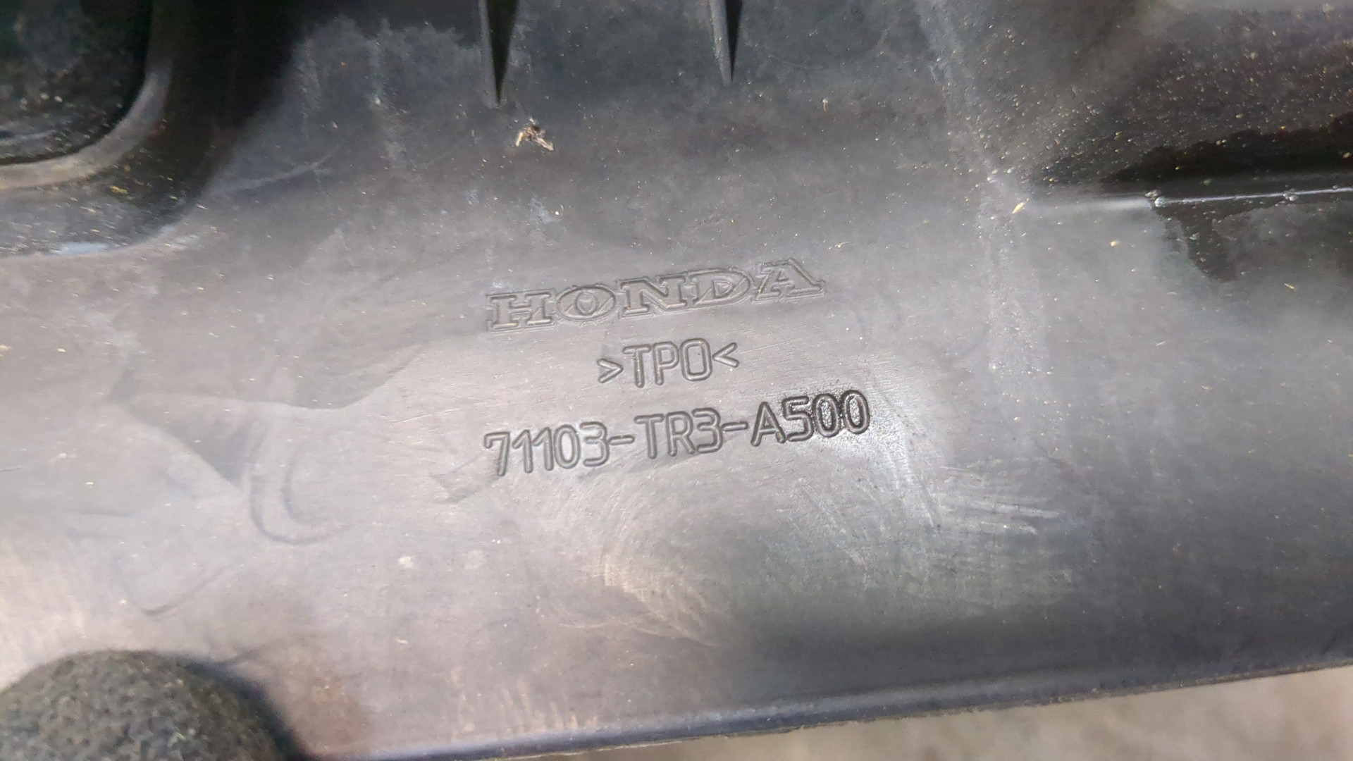 Кожух замка капота