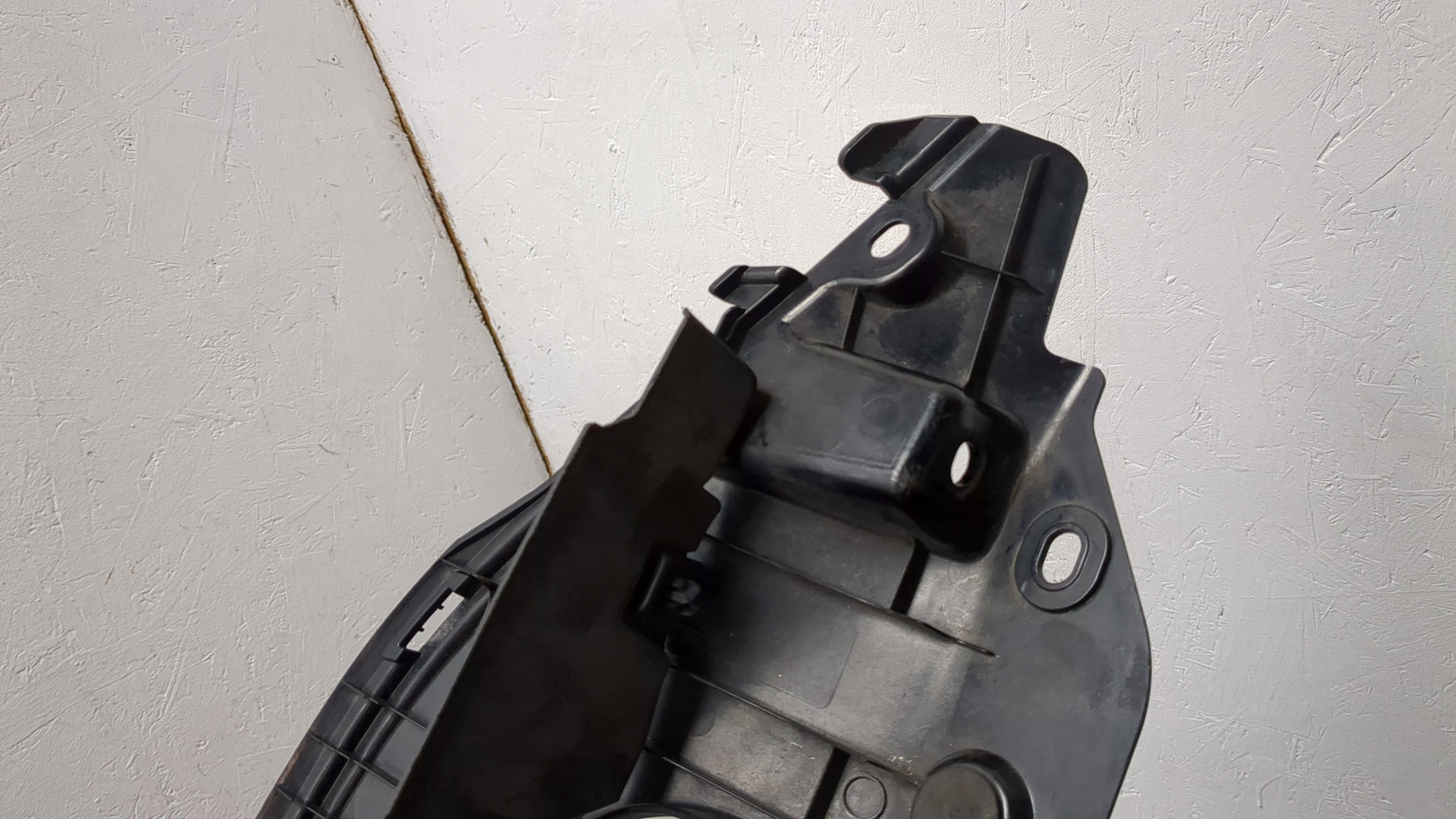 Кожух замка капота