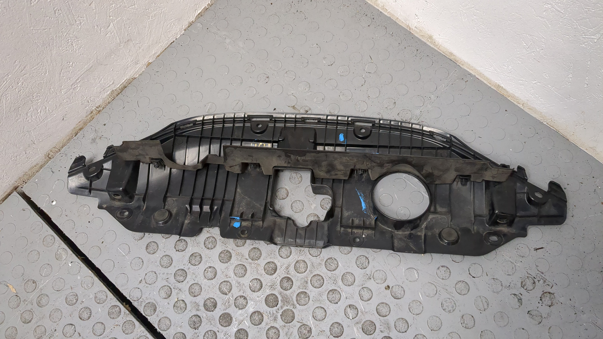 Кожух замка капота