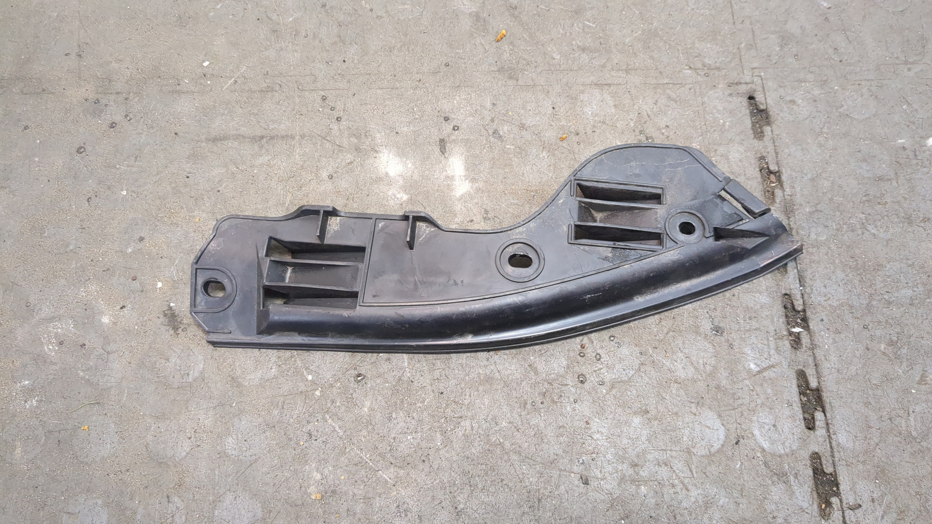 Кронштейн заднего бампера правый