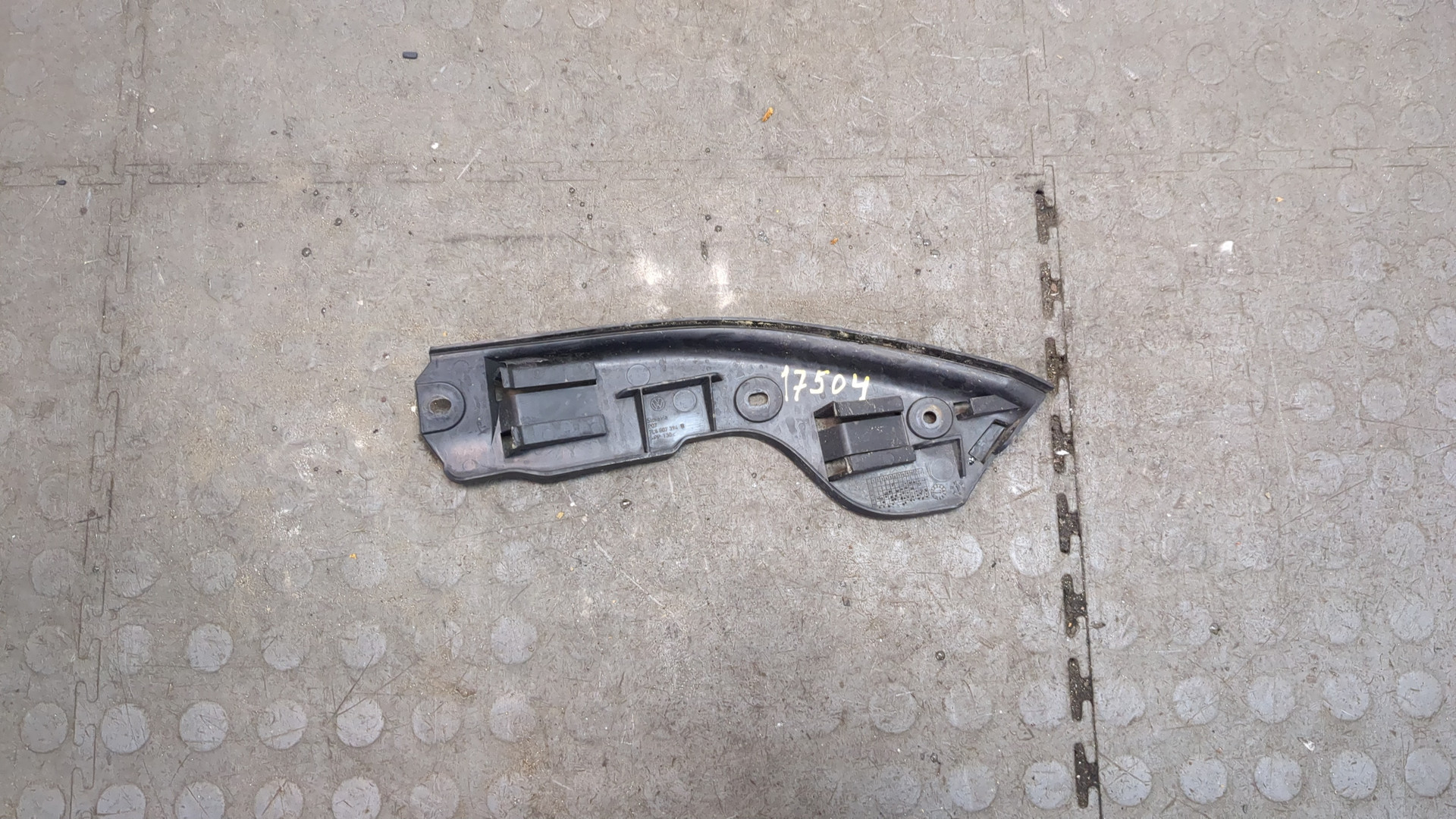 Кронштейн заднего бампера правый