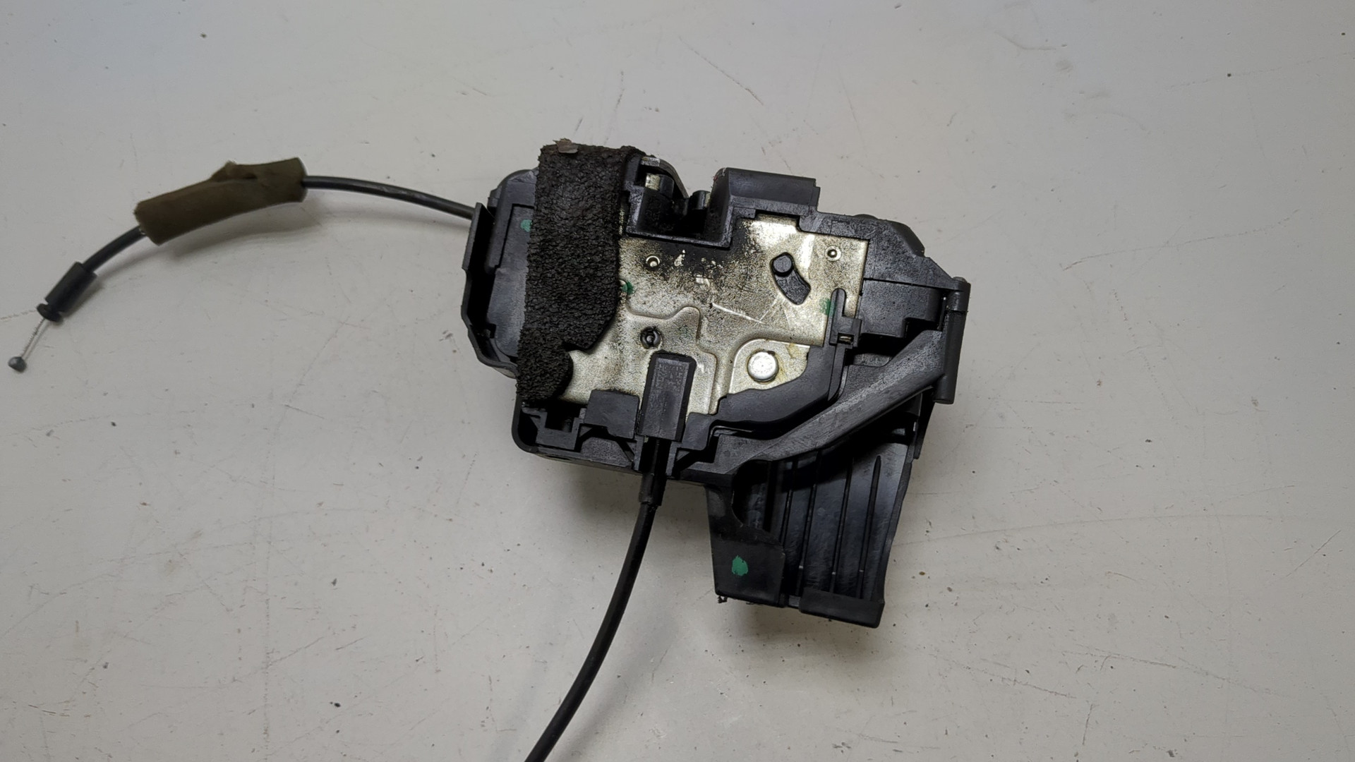 Замок двери передней правой