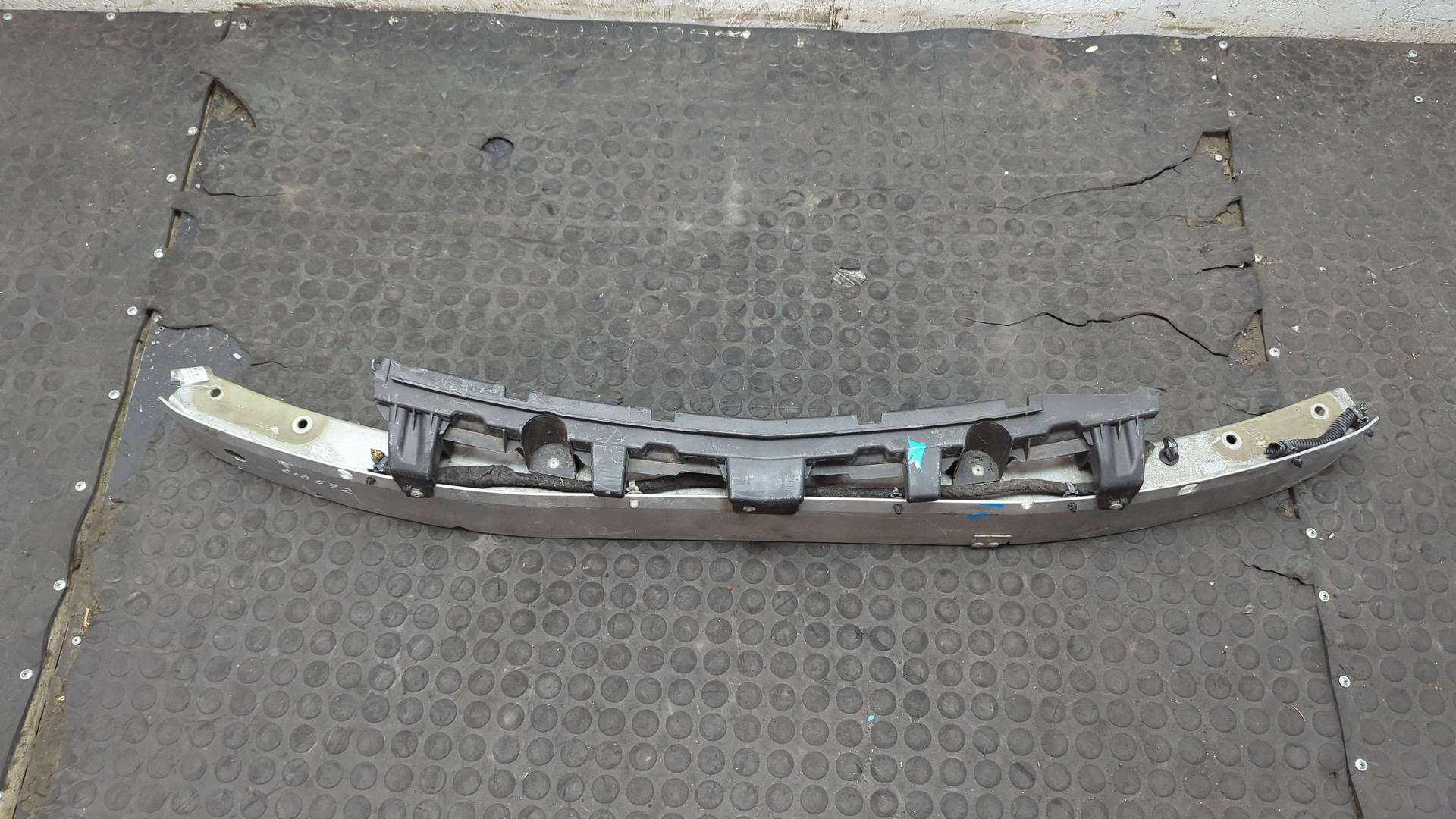 Усилитель переднего бампера