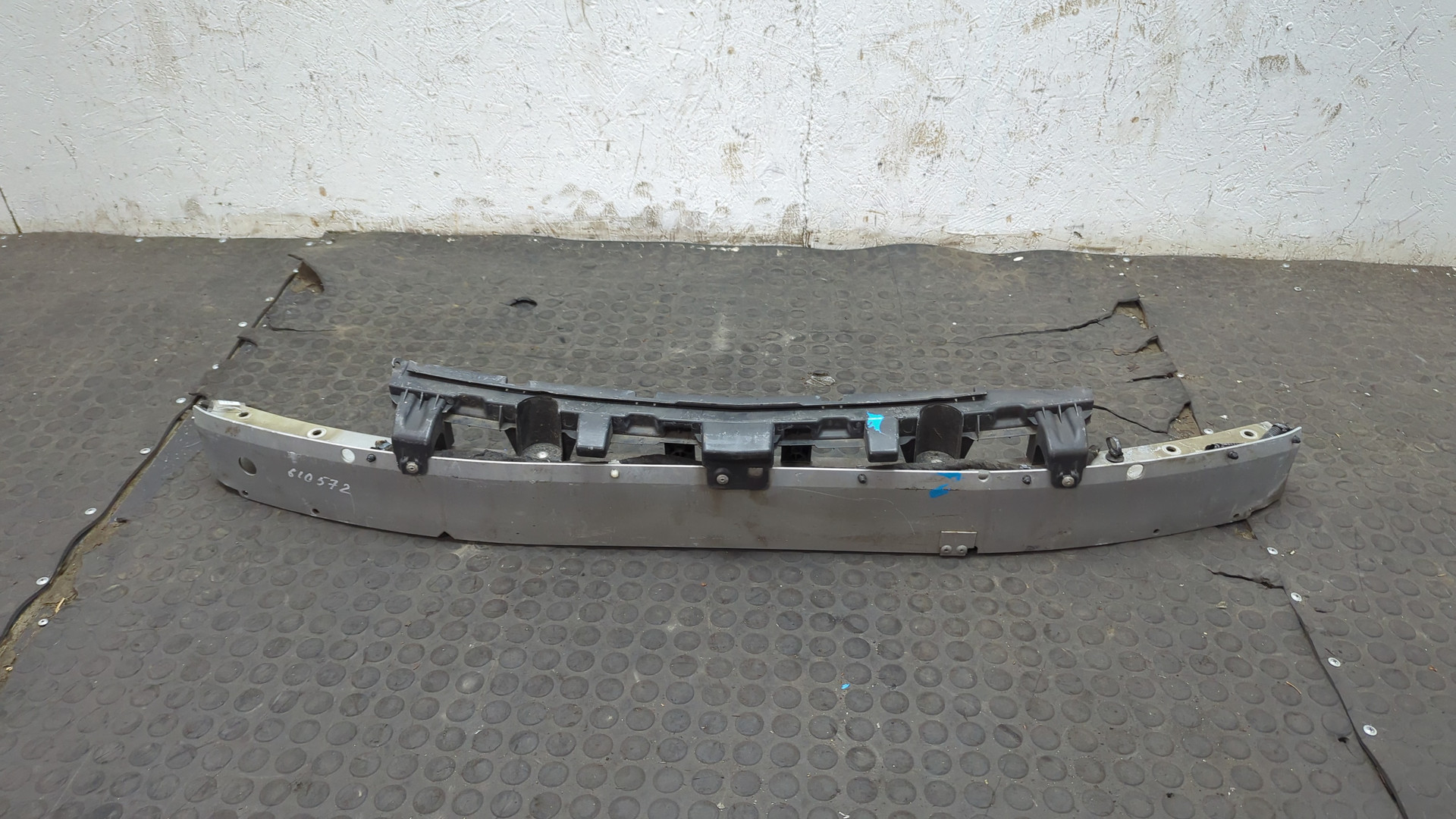 Усилитель переднего бампера