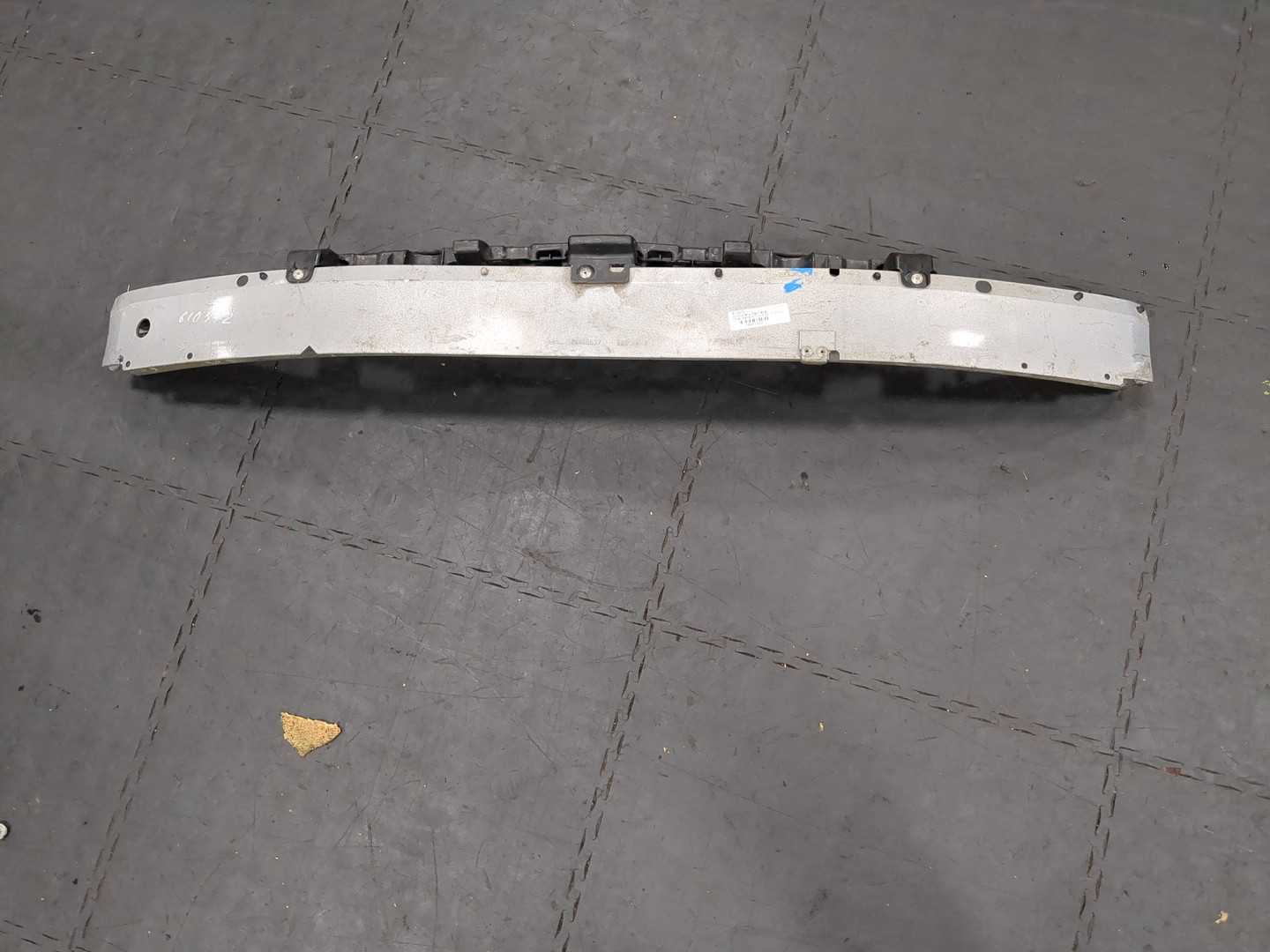 Усилитель переднего бампера